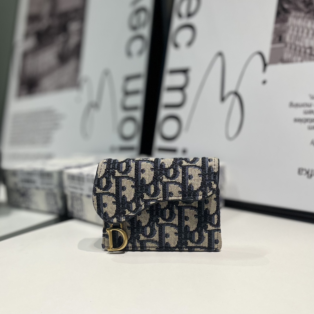 NO:672334,SThis saddle flip card holder is a compact and practical alternative to a traditional wallet. Crafted from blue Oblique printed fabric, it is durable and can store a variety of daily necessities. Small in size, it can be matched with the entire saddle collection and is an ideal companion for ease of use. · Front stirrup 'D' shaped charm · 2 card slots · 2 patch pockets, Dior wallet, dior, wallets19860909S这款马鞍翻盖卡夹精巧实用,可替代传统的钱包.采用蓝色 Oblique 印花面料精心制作,经久耐用,可收纳各种日常用品.小号尺寸,可与整个马鞍系列搭配,是易于使用的理想良伴. ·正面马镫“D”形吊饰 ·2 个卡槽 ·2 个贴袋,Dior钱包,dior,wallets,欧美剧