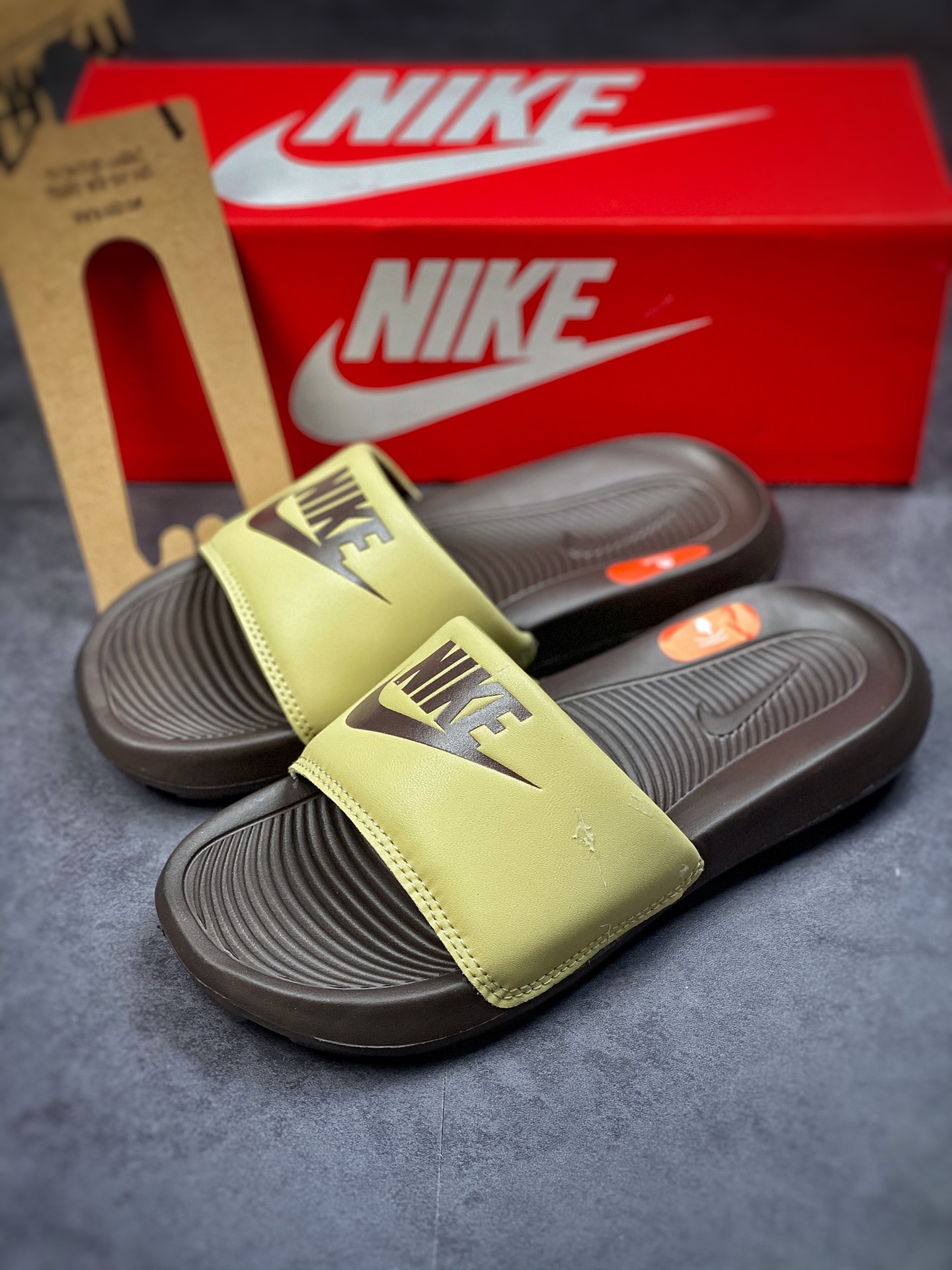 80 NIKE VICTORI ONE SLIDE 人气拖鞋单品 Nike 巴洛克棕CN9675-701-莆田鞋,莆田鞋货源,高仿鞋,高仿鞋货源,安福档口,莆田高仿鞋,莆田鞋批发,高仿鞋批发,莆田高仿运动鞋,高仿运动鞋,莆田运动鞋 80 NIKE VICTORI ONE SLIDE 人气拖鞋单品 Nike 巴洛克棕CN9675-701