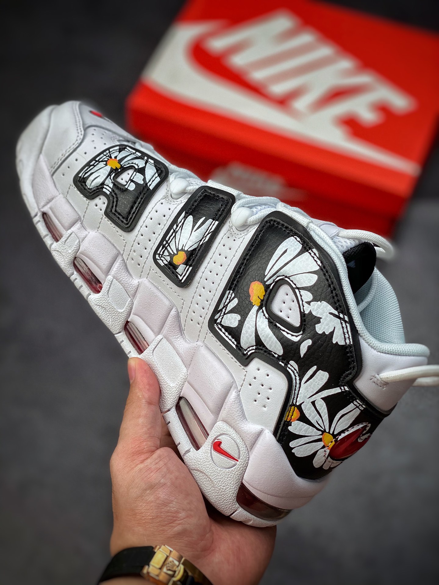 260 【定制球鞋】Nike Air More Uptempo 情人节限定黑白小雏菊 DM8155-100/DM8150-100-莆田鞋,莆田鞋货源,高仿鞋,高仿鞋货源,安福档口,莆田高仿鞋,莆田鞋批发,高仿鞋批发,莆田高仿运动鞋,高仿运动鞋,莆田运动鞋 260 【定制球鞋】Nike Air More Uptempo 情人节限定黑白小雏菊 DM8155-100/DM8150-100