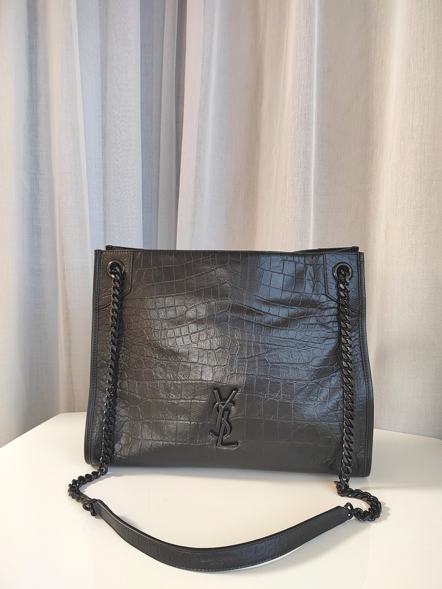 NO:176147,Authentic grade original leather series NIKI derivatives!  NIKI SHOPPING BAG, Nerik color linings are all customized to ensure no gap with the genuine product. The logo uses original leather wrapping design; there is a magnetic buckle in the middle, which ensures the safety of the use of the bag; there is a zipper compartment and an open slot inside to hold mobile phones and change cards for easy access, and there will be no situation where you can't find anything because it is a big bag; the bag weighs very lightly and has a large capacity, and the briefcase, travel bag, shopping bag, and mother bag can be switched at will, which is very practical!  Model 577999 18800 Size 33x27x11.5cm G-color crocodile, YSL, saint laurent, travel bags19860909正品级 原厂皮系列 NIKI衍生品！NIKI SHOPPING BAG,内里克色里布都是定制,保证与正品零差距,logo使用原厂皮包裹设计；包袋中间有磁吸扣,保障了包包使用的安全性；内里有一拉链隔层及敞口插槽设计可放手机及零钱卡片,方便拿取,不会出现因为是大包而出现找不到东西的情况；包包自重非常轻,容量又足够大,公文包、旅行包、购物袋、妈妈包随意切换,实用性爆表！ 型号577999 18800 尺寸33x27x11.5cm 克色鳄鱼,YSL,saint laurent,travel bags,Bag