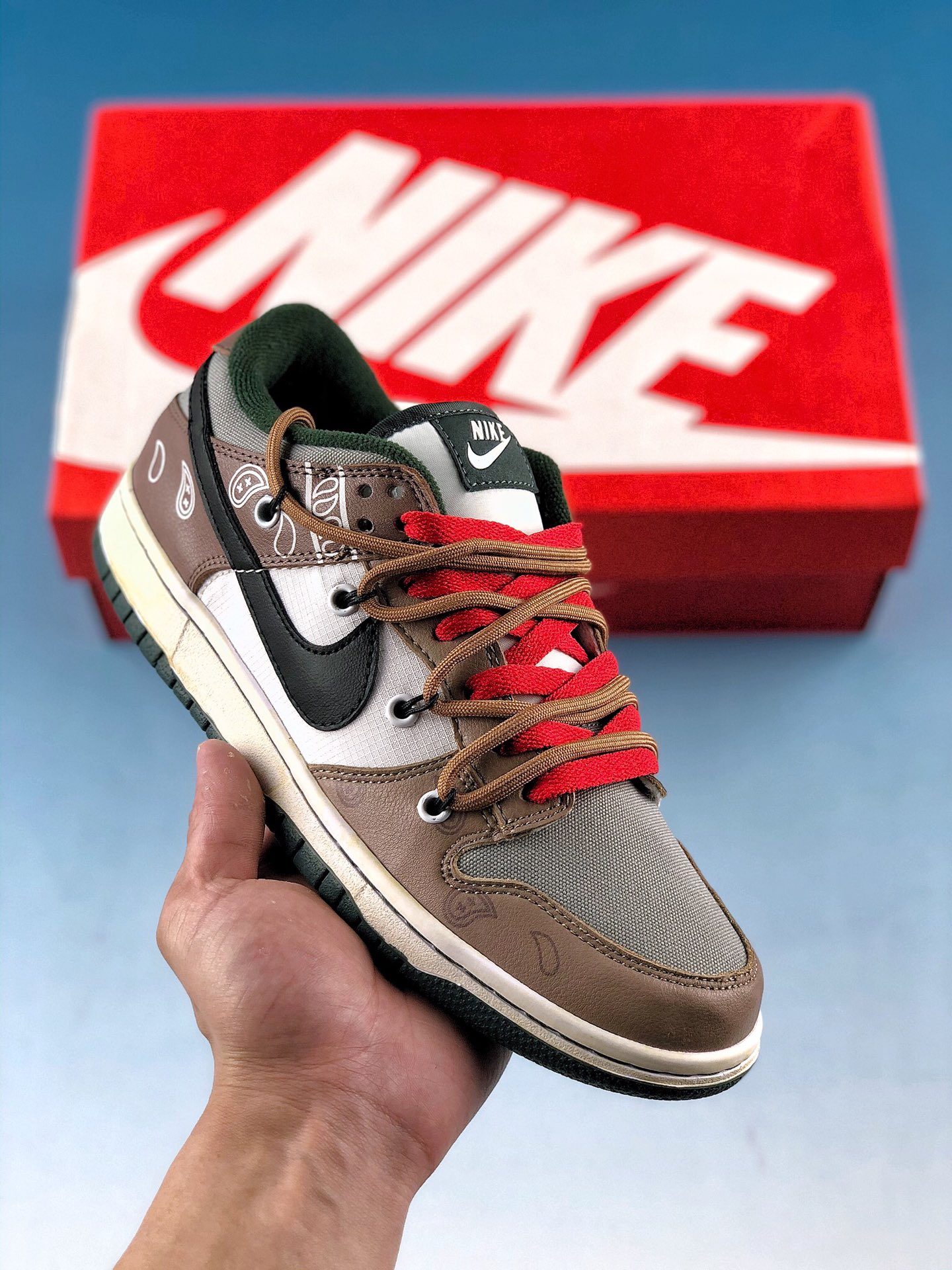  终端放店
Nk Dunk SB Low 解构绑带
大厂纯原出品 实拍首发
原装头层材料 独家版型蒸餾加工帶來的是更好的视觉和脚感体验大厂纯原品质出货 清洁度 电绣工艺 皮料切割干净无任何毛边 细节完美 
货号：DH9765 300
尺码：36 36.5 37.5 38 38.5 39 40 40.5 41 42 42.5 43 44 44.5 45