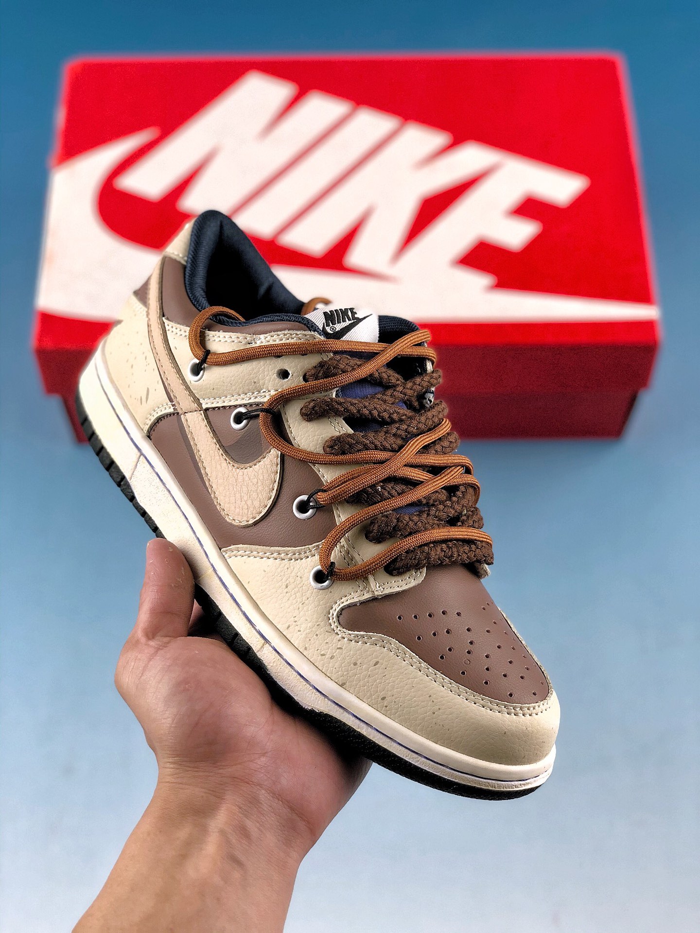  终端放店
Nk Dunk SB Low 解构绑带
大厂纯原出品 实拍首发
原装头层材料 独家版型蒸餾加工帶來的是更好的视觉和脚感体验大厂纯原品质出货 清洁度 电绣工艺 皮料切割干净无任何毛边 细节完美 
货号：DH9765 300
尺码：36 36.5 37.5 38 38.5 39 40 40.5 41 42 42.5 43 44 44.5 45