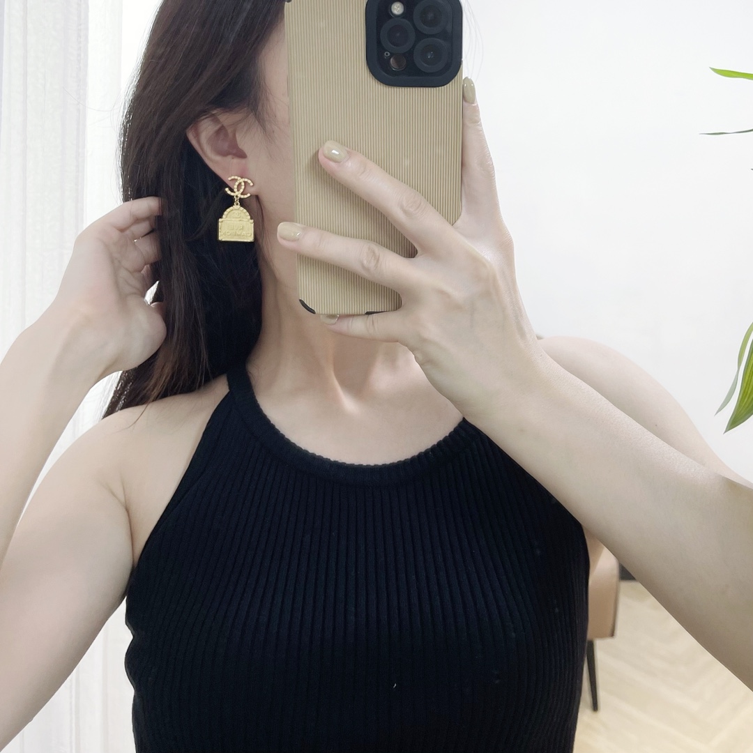 新款☑️CHANEL香奈儿 金色 双c包包👜 耳钉耳环