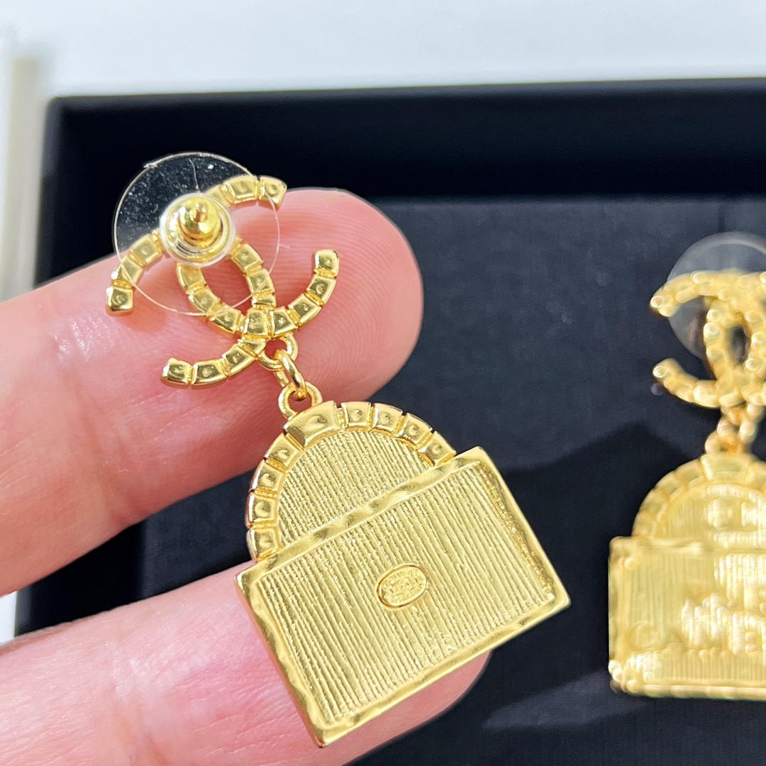 新款☑️CHANEL香奈儿 金色 双c包包👜 耳钉耳环