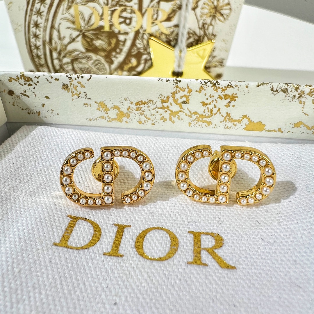 图片来源  新款☑️DIOR迪奥CD珍珠耳钉耳环
