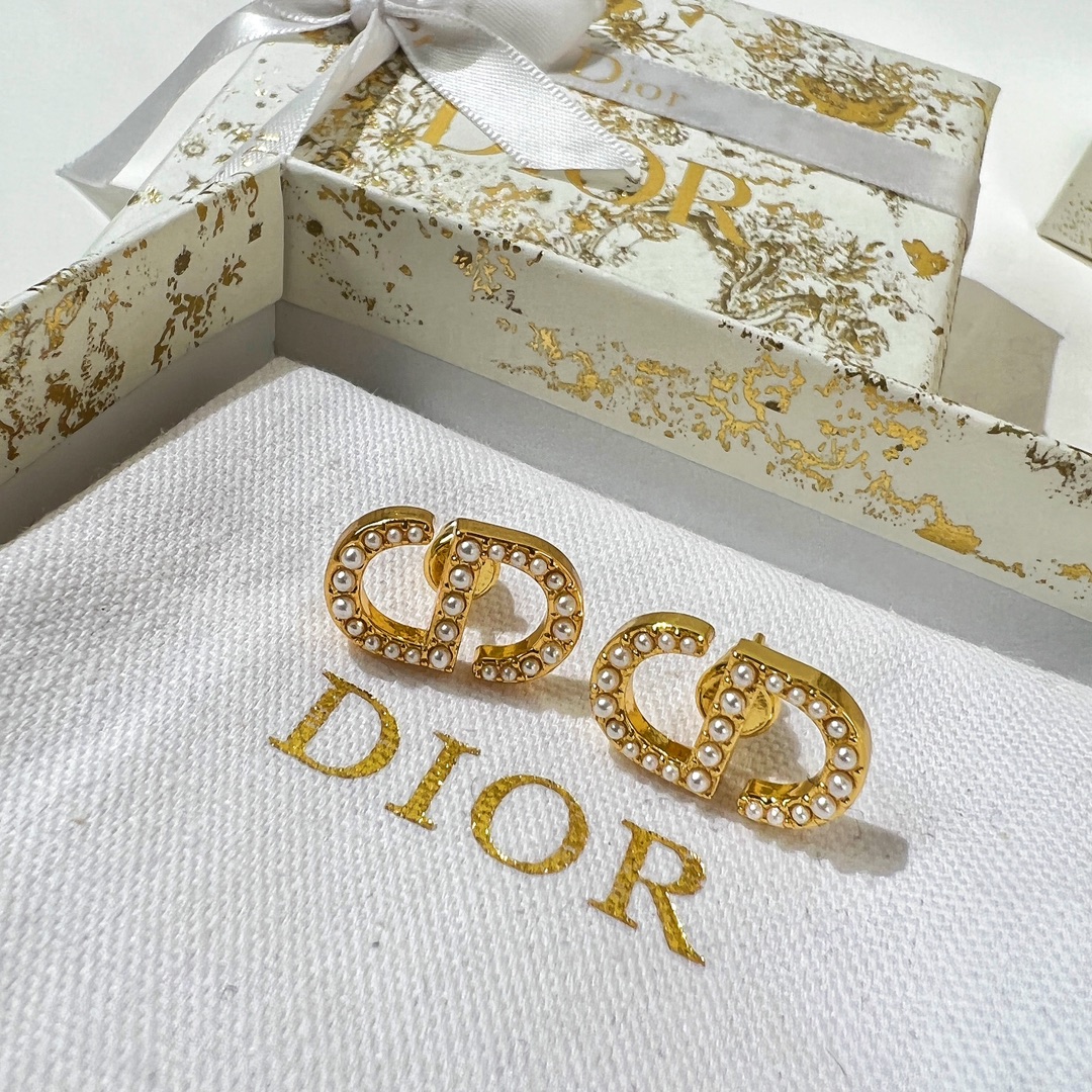 图片来源  新款☑️DIOR迪奥CD珍珠耳钉耳环