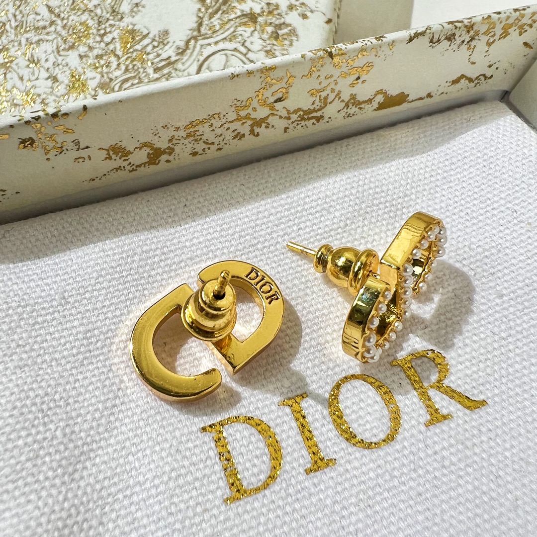 图片来源  新款☑️DIOR迪奥CD珍珠耳钉耳环
