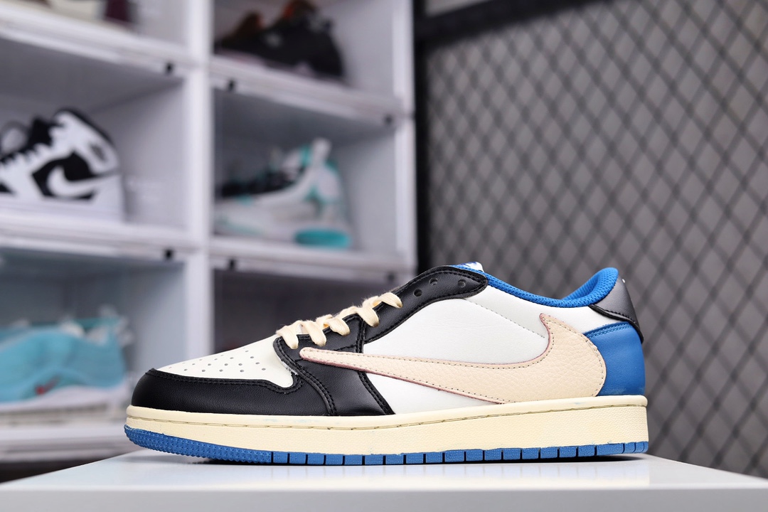 G0 男女鞋真标半码制升级原档案原数据开发纸版采用荔枝纹头层皮革鞋面材质后跟尾镭射3M反光饰片中底注胶孔及缜密中底拉帮工艺内置气垫及耐磨橡胶大底重磅三方联名,「闪电倒钩AJ1」当红嘻哈歌手特拉维斯·斯科特携手藤原浩主理品牌fragment design x Travis Scott x Nike Air Jordan 1 Low OG SP”Black/Green Toe”AJ1乔丹一代经典低帮文化百搭休闲运动篮球鞋552HC