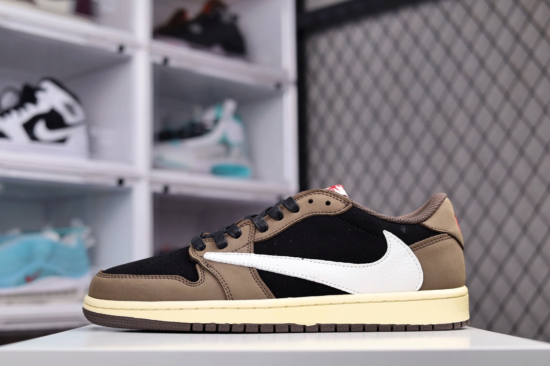 G0 男女鞋真标半码制升级原档案原数据开发纸版采用荔枝纹头层皮革鞋面材质后跟尾镭射3M反光饰片中底注胶孔及缜密中底拉帮工艺内置气垫及耐磨橡胶大底重磅三方联名,「闪电倒钩AJ1」当红嘻哈歌手特拉维斯·斯科特携手藤原浩主理品牌fragment design x Travis Scott x Nike Air Jordan 1 Low OG SP”Black/Green Toe”AJ1乔丹一代经典低帮文化百搭休闲运动篮球鞋552HC