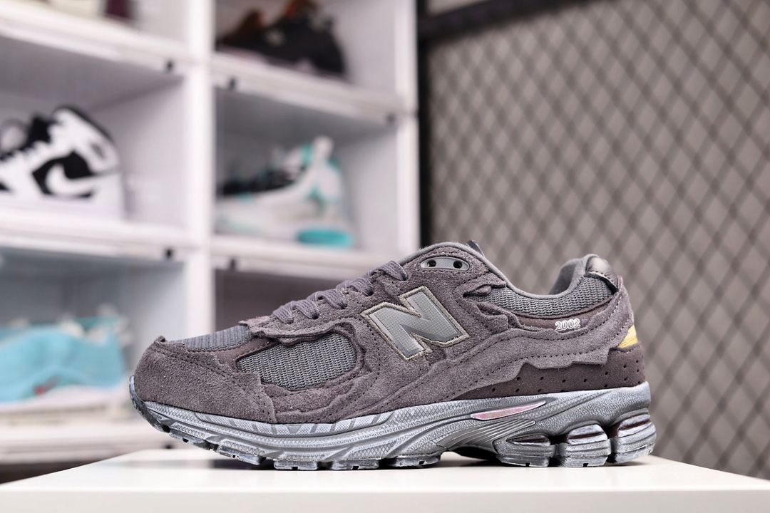 G5 纯原版本 原楦原纸版开发采用猪巴皮革拼接透气网眼织物鞋面T-Beam大底提供足步弓支撑，保持步态稳定后跟搭载外露缓震胶今年最火鞋型之一“不规则剪裁解构” 2002R质感粗犷又细腻NB新百伦New Balance 2002R”Protection Pack”系列复古老爹风休闲运动慢跑鞋“碳黑金做旧”223BD