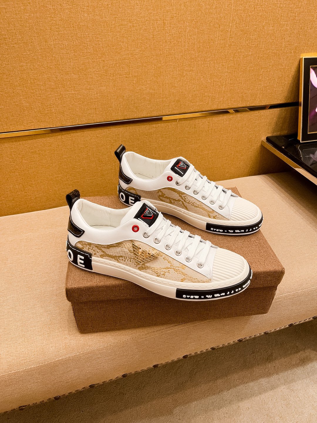 I5   阿玛尼 男鞋高端品牌 官网1：1最新力作：鞋面采用意大利进口头层牛皮搭配舒适透气内里➕原版防滑耐磨大底制作 ，让行走更加便捷舒适，惊世之作，与官方的质量相比美的1：1复刻[色]打造时尚个性衬托你的与众不同潮男必备!经典