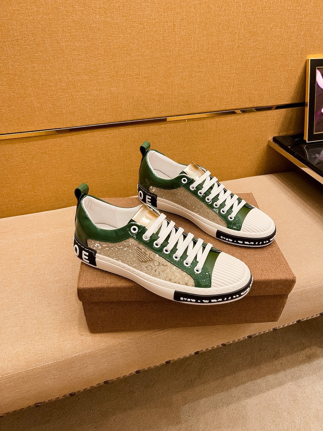 I5   阿玛尼 男鞋高端品牌 官网1：1最新力作：鞋面采用意大利进口头层牛皮搭配舒适透气内里➕原版防滑耐磨大底制作 ，让行走更加便捷舒适，惊世之作，与官方的质量相比美的1：1复刻[色]打造时尚个性衬托你的与众不同潮男必备!经典