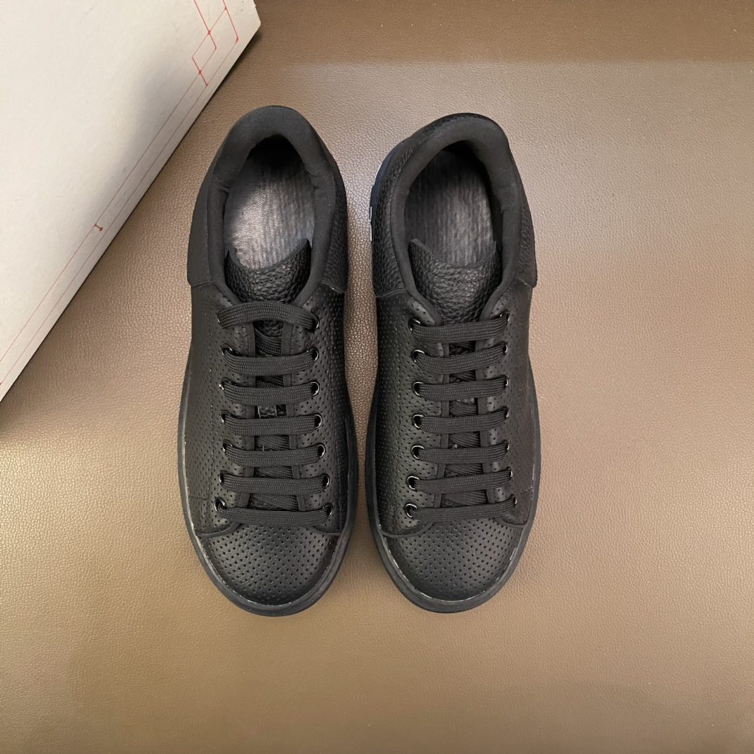 I5  高品质欧美大师设计简洁高档大气，专柜品质值得信赖，面料进口顶级牛皮 。😍 羊皮内里🐑 做工精细，专柜原版大底，上脚舒适百搭，潮男乐福专属定制，小 麦昆 Alexander McQueen  适合司机户外行车🚗 休闲鞋系列之首 男鞋