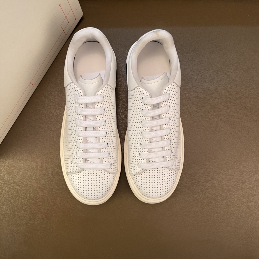 I5  高品质欧美大师设计简洁高档大气，专柜品质值得信赖，面料进口顶级牛皮 。😍 羊皮内里🐑 做工精细，专柜原版大底，上脚舒适百搭，潮男乐福专属定制，小 麦昆 Alexander McQueen  适合司机户外行车🚗 休闲鞋系列之首 男鞋