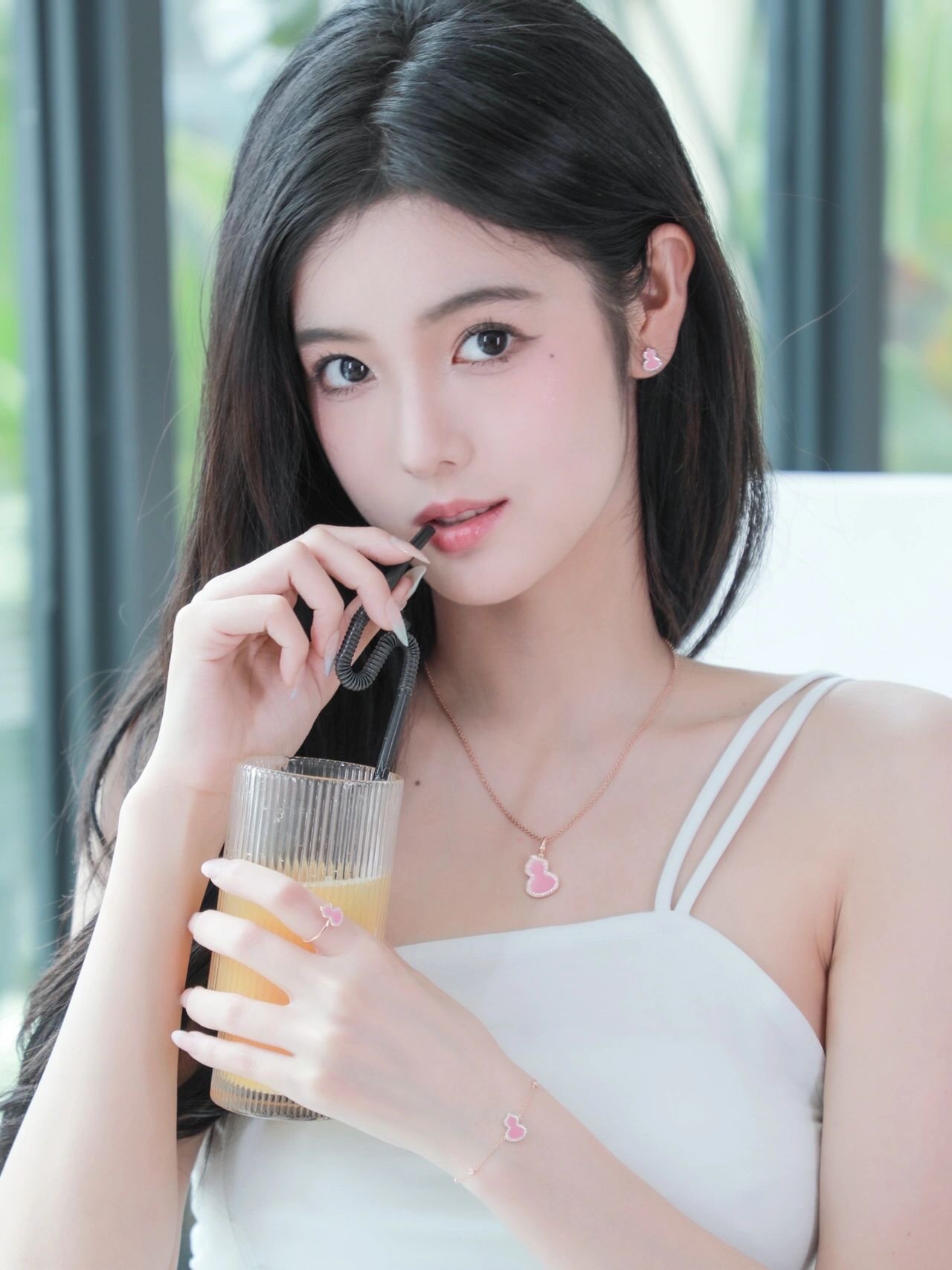 NO:632370,Qeeli@麟麟 Jewelry Adopted  Chinese elements are integrated with modern design. The red agate matches the shape of Wulu, which looks like red leaves or blooming flowers. It is embellished in the shape. It is a timeless color to welcome the spring. It is made of V-gold-plated material. The crystals are hand-set by professional masters. The stones are all natural stones. Each stone is matched one to one to ensure that the stone on each bracelet is perfect.  The head can perfectly fit into the gourd-shaped groove, and there is no gap. This is a very particular craft. The height of the stone and the hand-set diamond must be consistent and reach a horizontal line, so it is a test of the master's craftsmanship. It is very time-consuming and labor-intensive to make the finished product so good.,,qeelin,bracelet,gold  plating,Cardia high-end jewelry19860909Qeeli@麒麟葫芦珠宝采用 中国元素与现代设计融合,红色的玛瑙配合Wulu的形状,似红叶绚烂,如花朵绽放,点缀于造型之中,用隽永之色迎春纳福采用V金镀金材质,水晶都是专业老师傅手工镶嵌,石头都是采用天然石,每一颗石头都是一比一配石,保证每一个手链上的石头都能够完美的和葫芦形状的凹槽完美合上,然后没有缝隙.这个很讲究工艺石头和手工镶嵌的钻的高度必须是一致达到一个水平线上,所以非常考验师傅的工艺,非常耗时耗力,才能把成品做的如此之好,,,qeelin,bracelet,gold plating,卡迪亚高端饰品,Jewelry