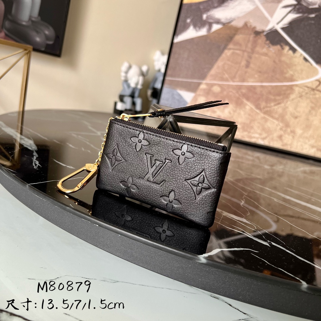 芯片版M80879本款钥匙包采用MonogramEmpreinte粒面皮革饰有LV字母和Monogram