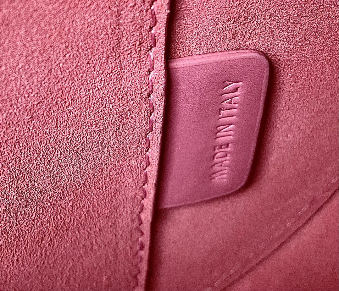 CELINE 光滑牛皮革斜挎椭圆形猪鼻子包 198603粉色