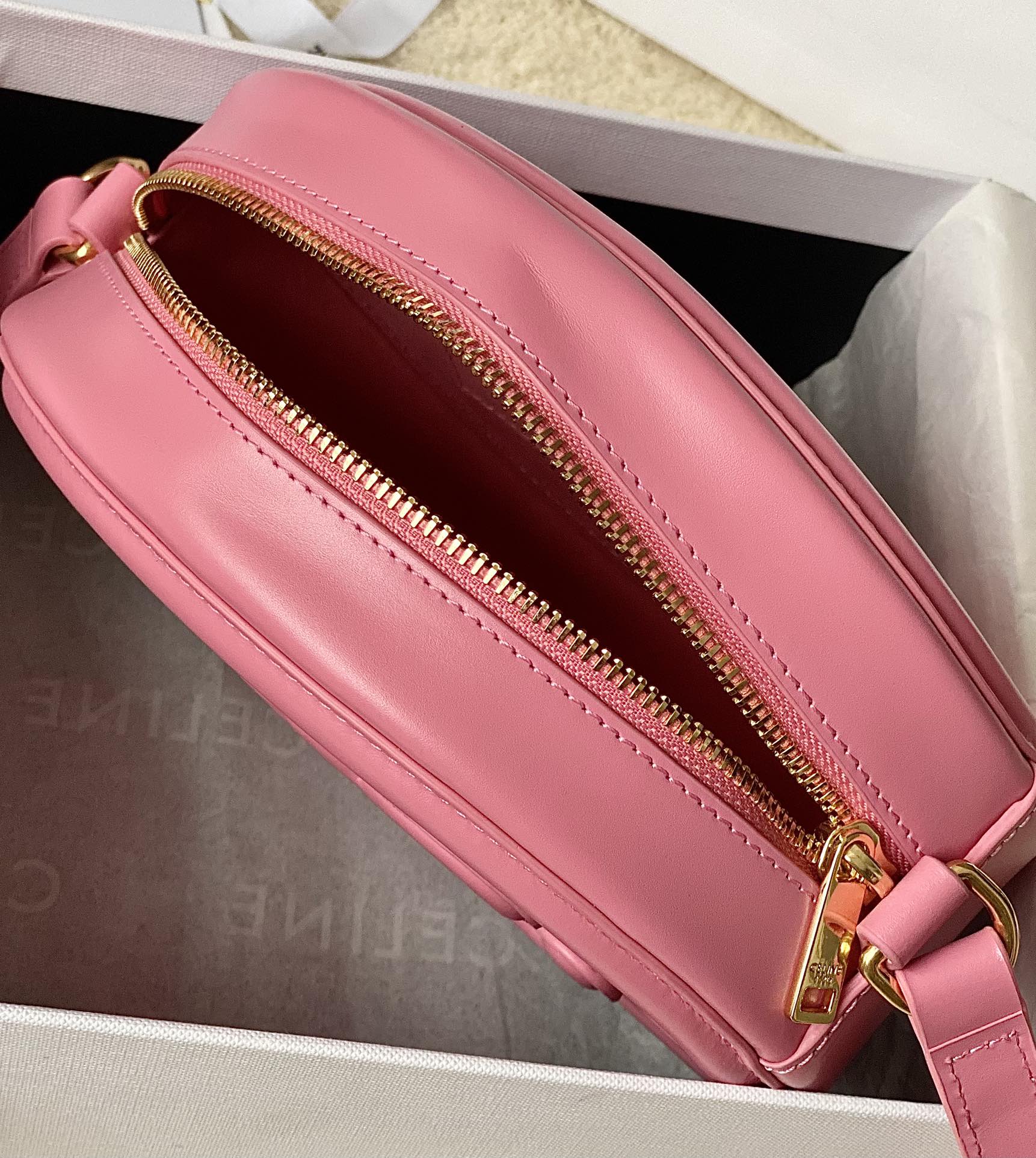 CELINE 光滑牛皮革斜挎椭圆形猪鼻子包 198603粉色