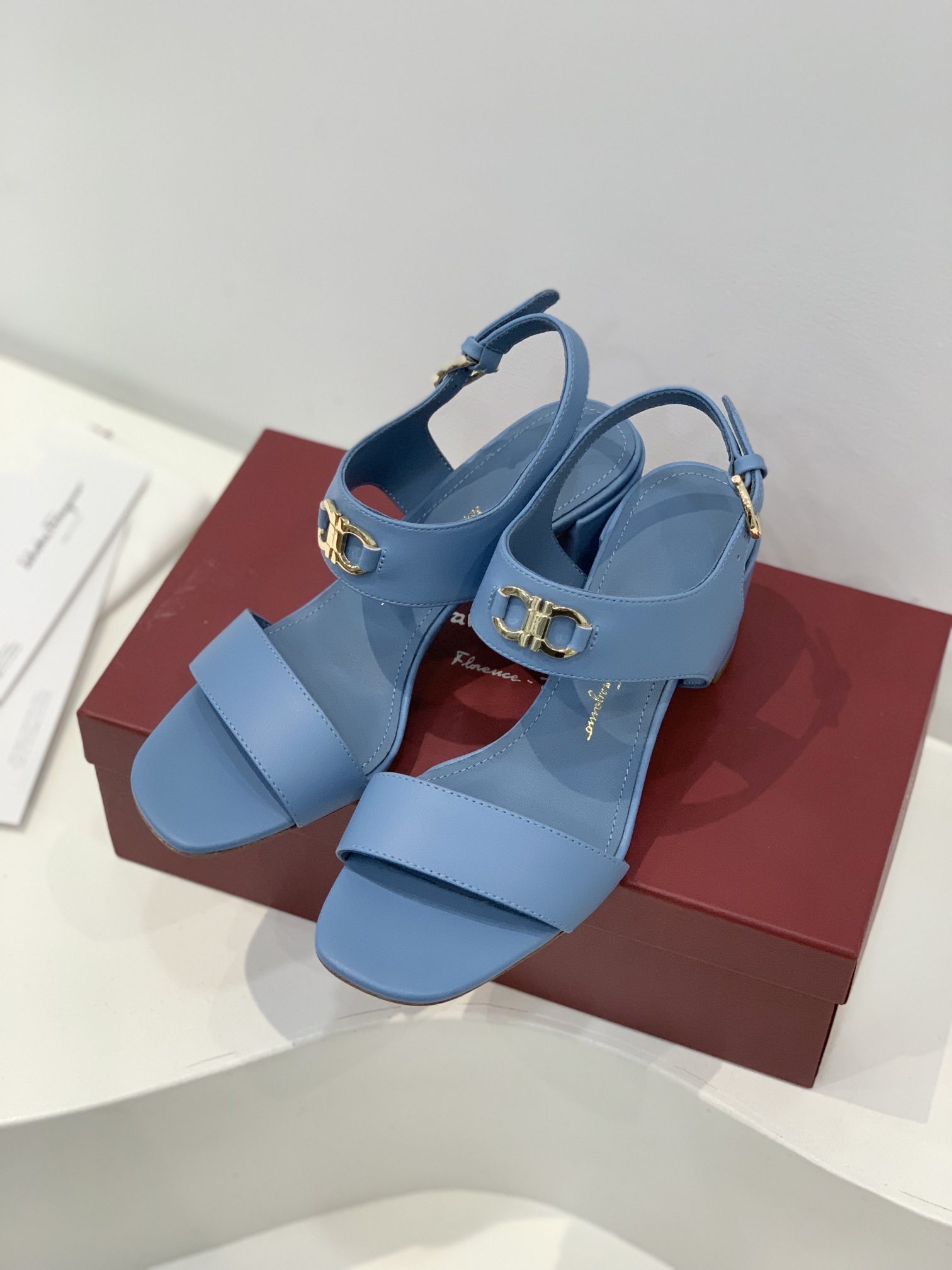 Ferragamo  菲拉格慕 新款蝴蝶结一字带粗跟凉鞋