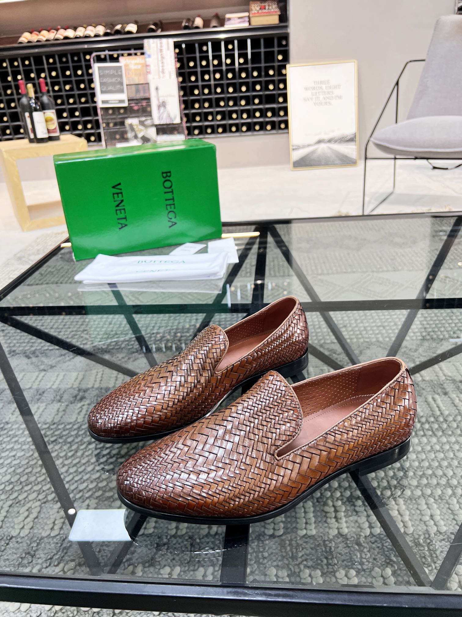 NO:589088,B Top Purchasing Disc The real leather outsole leather shoes of the street hero are available at the counter at the same time. Original factory configuration, woven cowhide imported from Italy, fully imported water-dyed cowhide lining, original soles specially provided by the factory, super comfortable, original factory follow-up goods, high quality, you can enter and exit the counter at will, welcome to compare and synchronize with the counter, code number 39-44 (can order 38 45),,cowhide,Leather soles19860909B 顶级代购 碟 炸街男神真皮大底皮鞋专柜同步发售原厂配置,意大利进口编织牛皮,全进口水染牛皮里垫,鞋底原厂特供原版底超级舒适,原厂跟单货 种高品质,可随意进出专柜,欢迎对比专柜同步,码数39-44（可订38 45）,,cowhide,Leather soles,Men's shoes