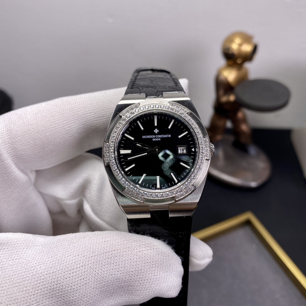 NO:821828,I heard many people are looking for it?  Vacheron Constantin VC Overseas Series women's watch. This is a classic entry-level watch with a diameter of 33mm. It has both elegant appearance and practical functions. This watch was born in Switzerland, the 'Watch Empire'. It is carefully made of polished stainless steel and has a hexagonal shape.  The three-dimensional bezel is shaped like the Maltese cross, the brand's logo. There are three models: 1205V/100A-B/B591/B592, in blue, black, and white/. The bezel is inlaid with 78 1.3 diamonds to reshape the brand's signature, classic and leisurely.  The principles of elegance and sturdiness and practicality are the fashion trends for the daily life of the new generation of professional women. They focus on tracing the latest main color of sky blue from major brands around the world. This color is molded into the most classic Across the World series, which is more elegant and noble. The simple sunburst satin brushed crystal blue dial is completed by the Swiss OEM process. The highlights are carefully displayed and have a velvety smooth edge. In addition, the reflection of the hands on the blue dial can be seen through the dial. The watch  Like a pool of clear lake water, it is very beautiful. The hour and minute hands have a white luminous coating, so you can read the time in a darker environment. The stainless steel case is Swiss polished, with smooth lines and delicate texture, and a comfortable hand feel. The crown is decorated with the Vacheron Constantin Malta logo, which adds the unique beauty of the brand's long history to the watch. The strap is an imported honey river crocodile, certified by the China Wildlife Management Special Mark CNWM crocodile leather after pure hand  It takes three days of industrial water dyeing and polishing to achieve the smoothness of the leather surface. All edges are fully hand-stitched, which better reflects all the craftsmanship details and difficulty, and has higher value. The movement adopts Swiss ETA three-hand quartz movement, with accurate travel time and zero error. Folding buckle, 50-meter depth waterproof, sapphire crystal glass, and Mississippi alligator leather strap. *The only watch suitable for women to wear on any occasion.,,vacheron,crocodile  skin19860909听说很多人在找它? 江诗丹顿vc纵横四海系列女士腕表,这款是经典入门级,表径33mm,兼具优雅外观和实用功能,这一款表诞生于“钟表帝国”瑞士,以抛光精钢精心制成,六边形立体表圈形似品牌标识马耳他十字,型号1205V/100A-B/B591/B592三款,蓝,黑,白/,表圈镶嵌78颗1.3钻石重塑其品牌标注性经典悠闲优雅和坚固实用原则,是新一代职业女人日常生活搭配时尚潮流,其重点追溯全球各大品牌最新主打颜色天之蓝,将该颜色塑造在最为经典的纵横四海系列,更显优雅高贵,简约的经旭日纹缎面拉丝处理水晶蓝表盘,由瑞士代工厂工艺完成,亮点细致展现出来有天鹅绒般光滑边缘,另外透过表盘可以看到指针在蓝色表盘上的倒影,腕表宛如一潭清澈的湖水一般,十分美观,时针’分针带有白色夜光涂层,在较暗的环境下也可以阅读时间,精钢表壳瑞士打磨工艺处理,线条流畅质感细腻,手感较为舒适,表冠饰以江诗丹顿马耳他标志,为腕表增添了该品牌历史悠久传承的独特美感,表带为进口蜜河鳄鱼,经过中国野生动物管理专用标示认证CNWM鳄鱼皮在经过纯手工水染加三天耗时打磨才完成皮面光滑度.所有边都属全包边纯手工缝制,更加体现所有工艺细节与难度,价值意义更高,机芯采用瑞士ETA三针石英机芯,走时精准0误差,折叠表扣,50米深度防水,蓝宝石水晶玻璃,搭配密西西比鳄鱼皮表带.*唯一适合女性任何场合佩戴的腕表.,,vacheron,crocodile skin,Watch