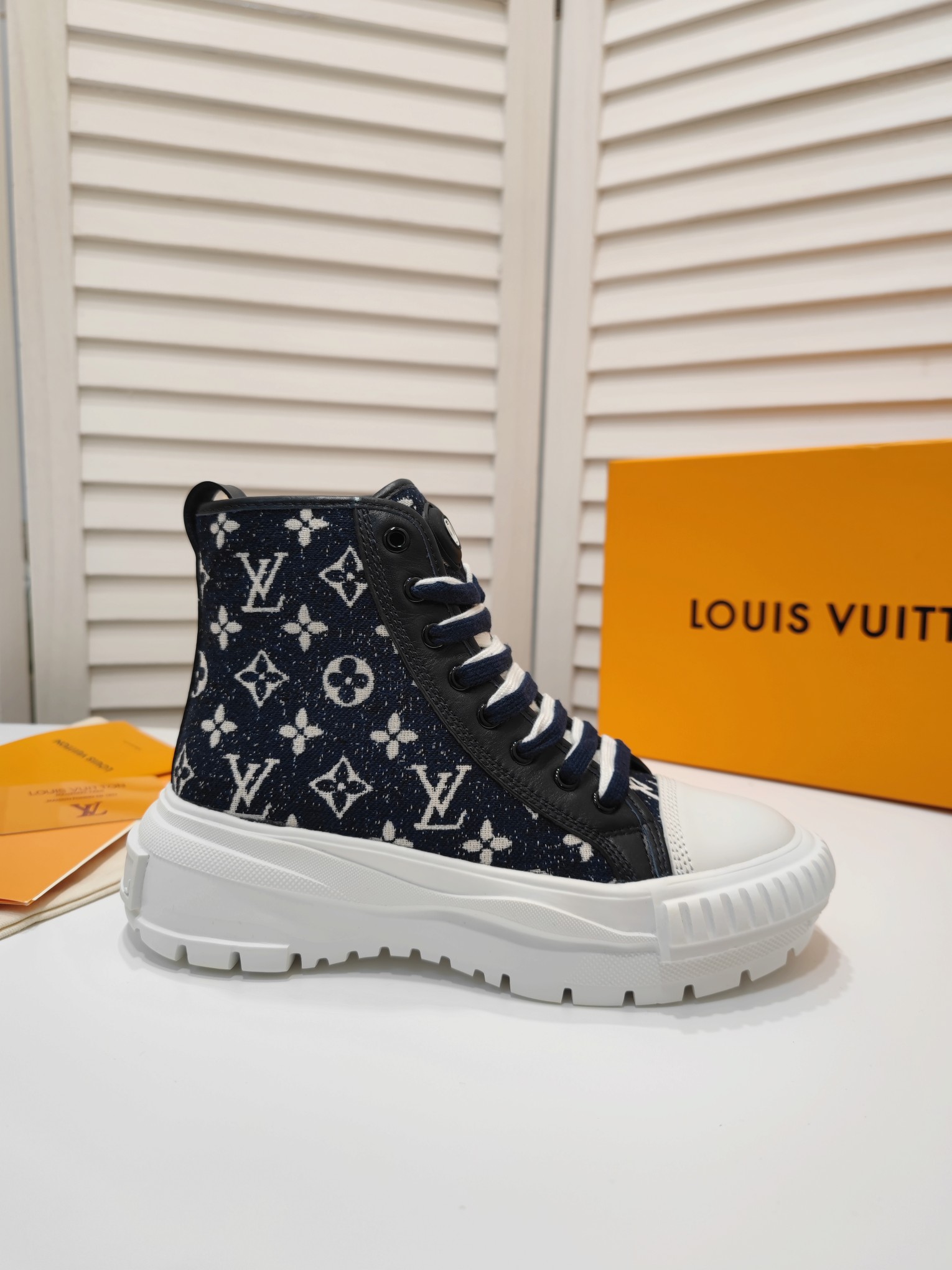 What is a counter quality
 Louis Vuitton Shoes Sneakers Calfskin Canvas Cotton Cowhide Rubber Silk TPU LV Circle High Tops