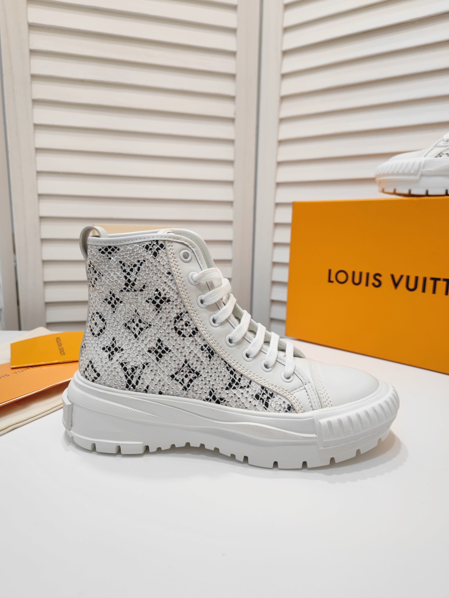 mirror copy luxury
 Louis Vuitton Shoes Sneakers Calfskin Canvas Cotton Cowhide Rubber Silk TPU LV Circle High Tops