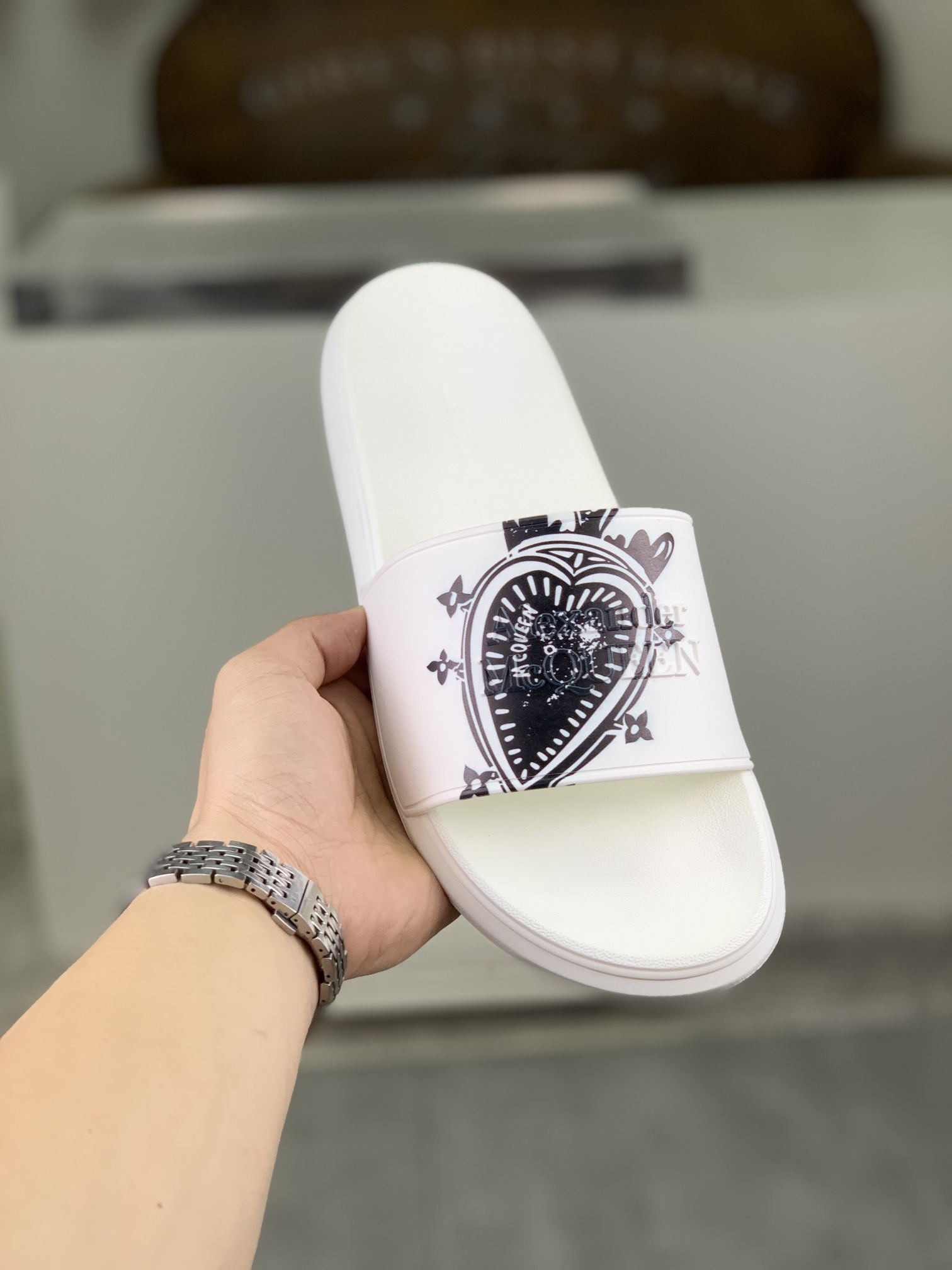 H0  麦昆 Alexander McQueen .MQ情侣款👫拖鞋出货了👏原版私模大底，轻而防滑上脚时尚.百搭，🩴