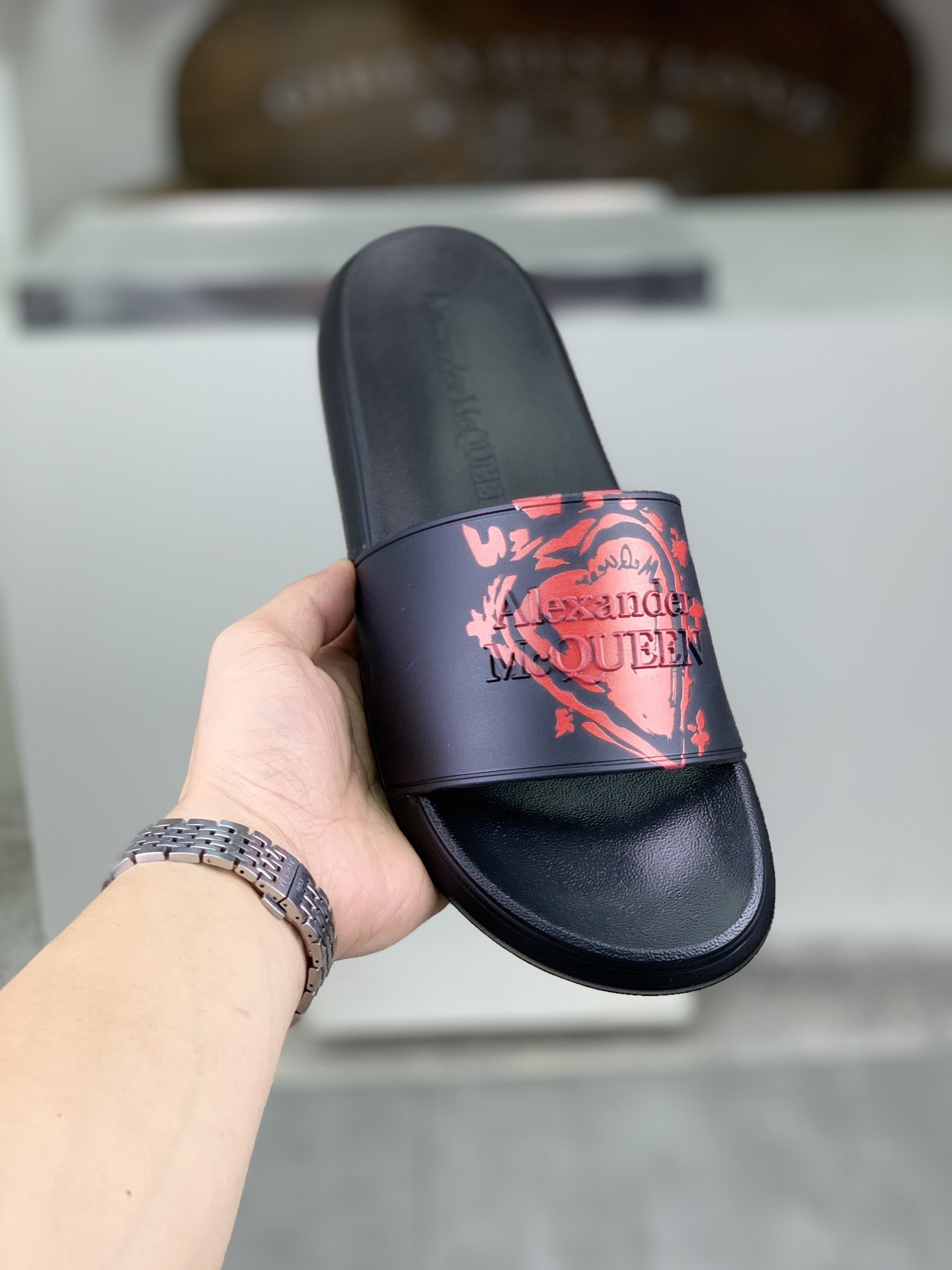 H0  麦昆 Alexander McQueen .MQ情侣款👫拖鞋出货了👏原版私模大底，轻而防滑上脚时尚.百搭，🩴