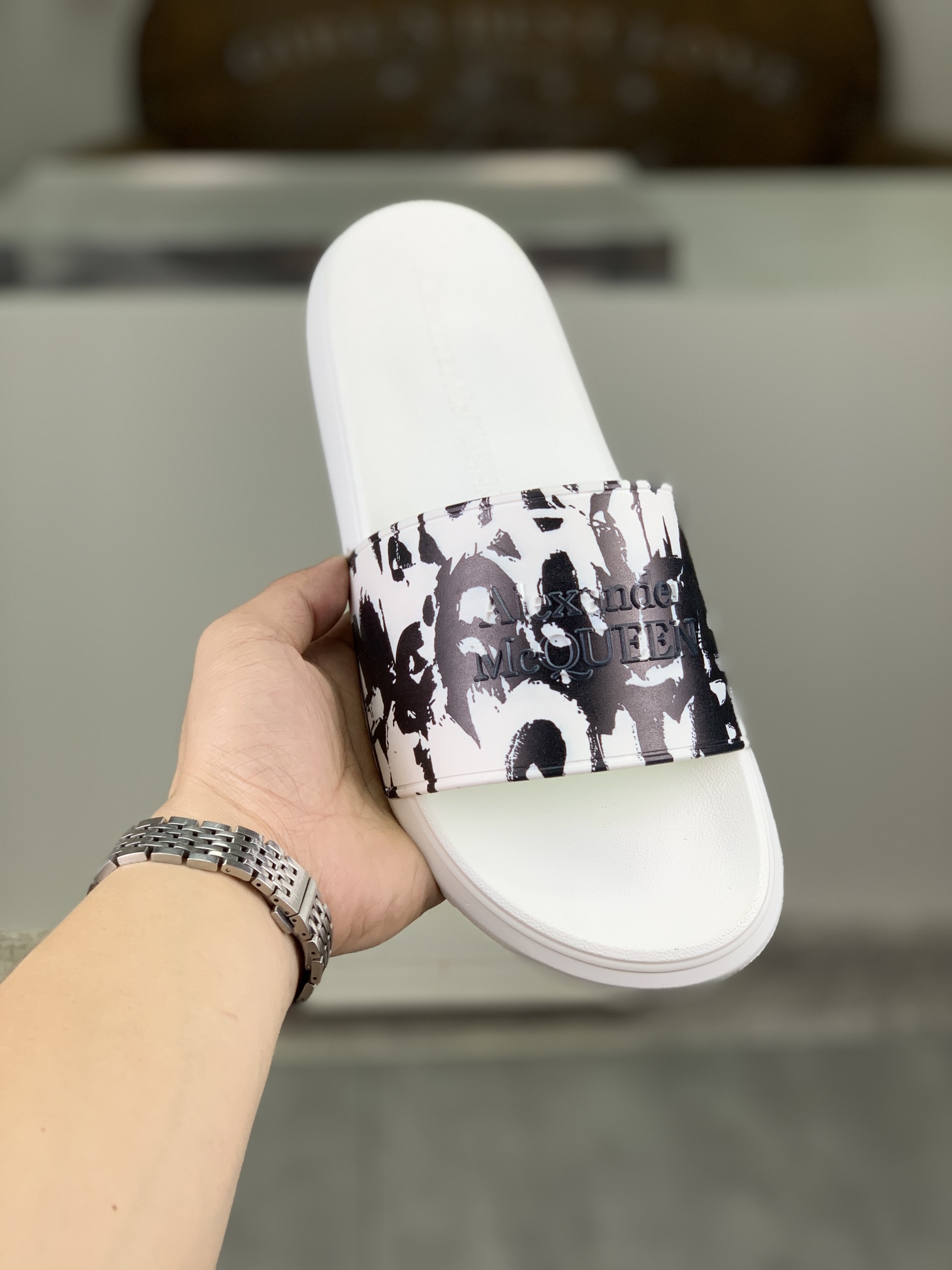 H0  麦昆 Alexander McQueen .MQ情侣款👫拖鞋出货了👏原版私模大底，轻而防滑上脚时尚.百搭，🩴