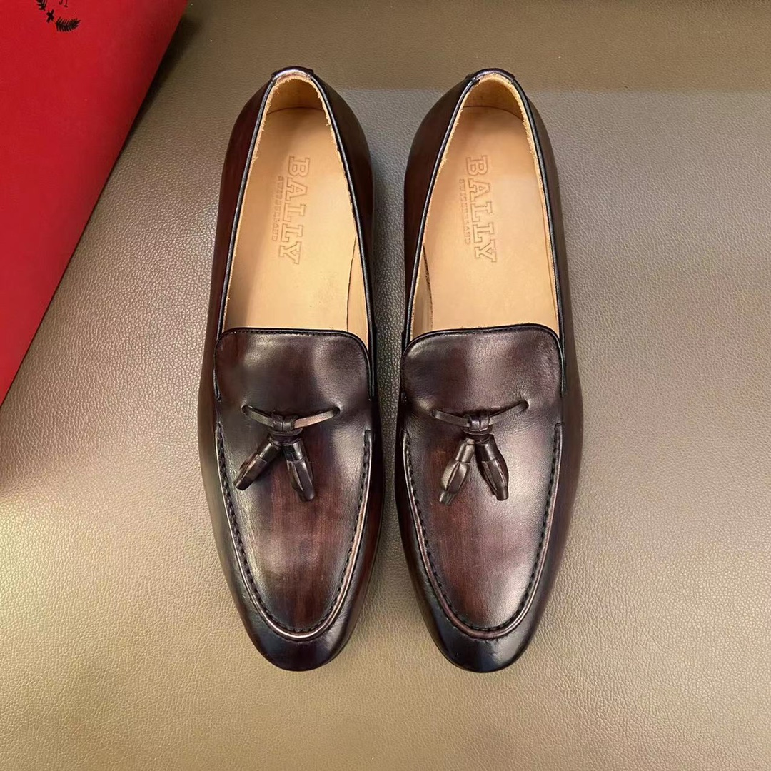 J5 2022巴利-BALLY皮鞋 商务鞋 休闲男鞋 英伦时尚 官网同步男士休闲鞋热烈上市啦鞋面彩带边 全都采用上等头层牛皮 透气牛皮内里。上脚舒适时尚百搭 ，是男士出门的必选之鞋。适合户外司机驾车 适应各种场合 男人必需品 懒人套脚乐福鞋 看上赶紧入手吧 男鞋