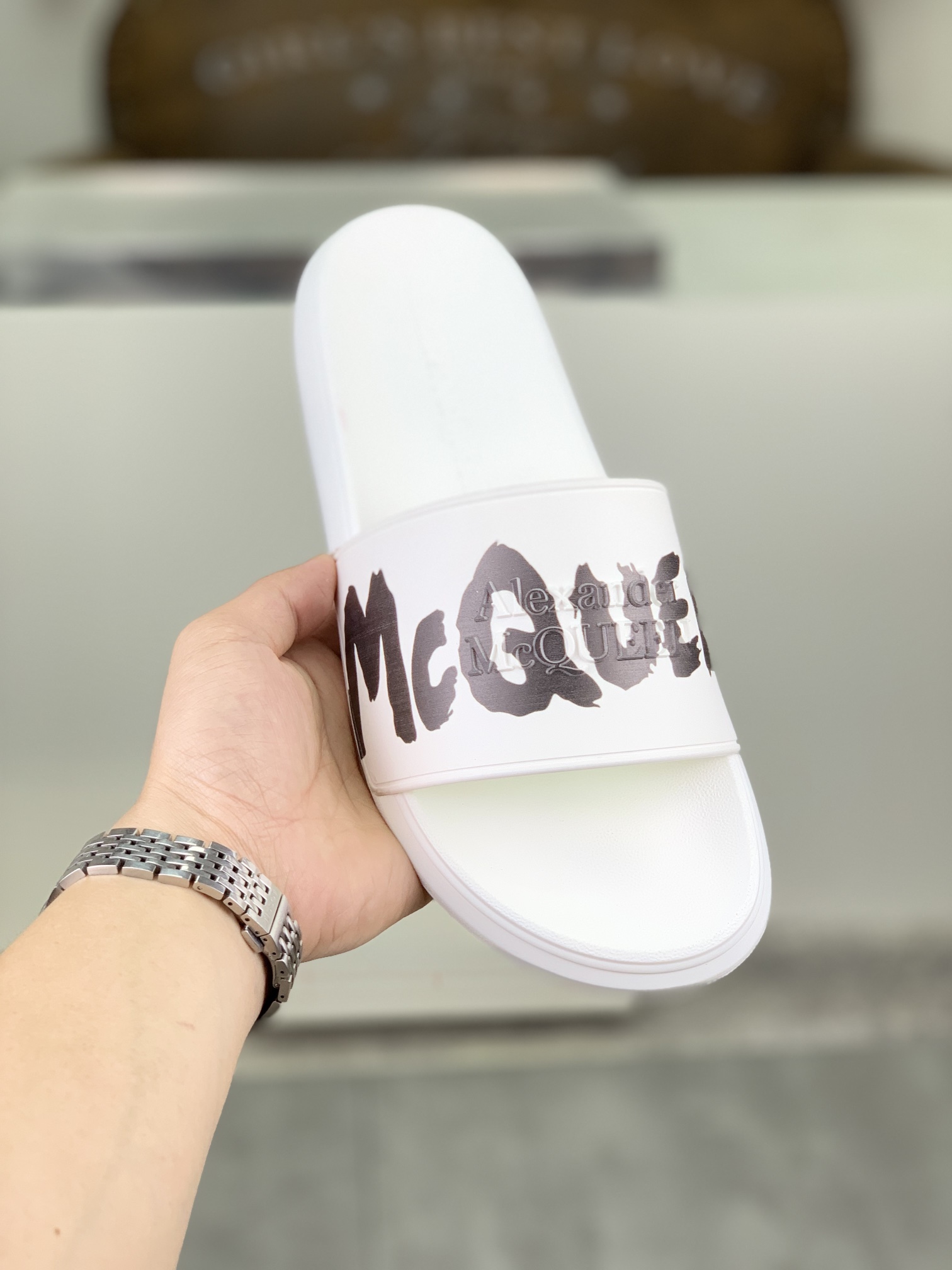 H0  麦昆 Alexander McQueen .MQ情侣款👫拖鞋出货了👏原版私模大底，轻而防滑上脚时尚.百搭，🩴