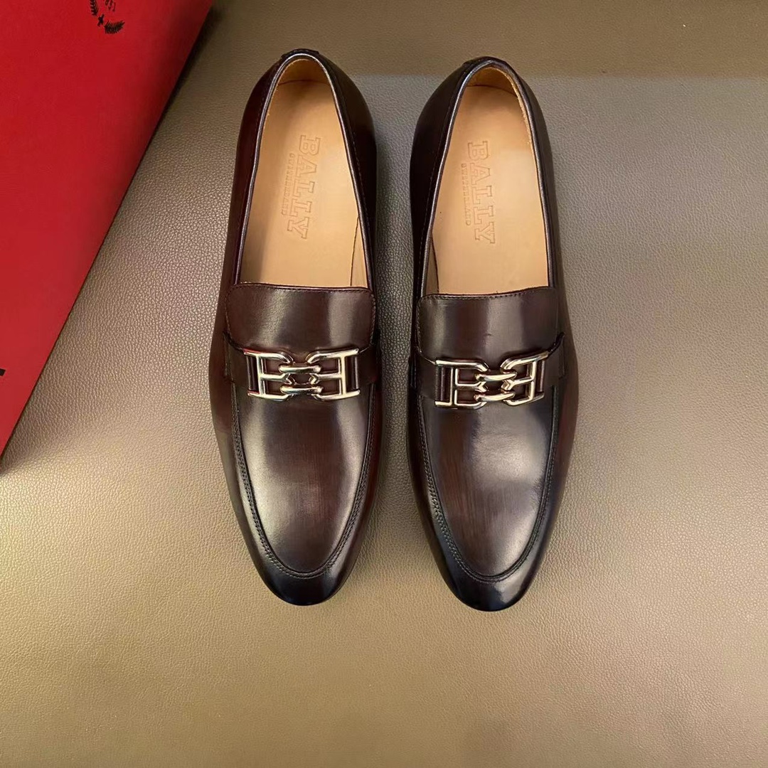 J5 2022巴利-BALLY皮鞋 商务鞋 休闲男鞋 英伦时尚 官网同步男士休闲鞋热烈上市啦鞋面彩带边 全都采用上等头层牛皮 透气牛皮内里。上脚舒适时尚百搭 ，是男士出门的必选之鞋。适合户外司机驾车 适应各种场合 男人必需品 懒人套脚乐福鞋 看上赶紧入手吧 男鞋