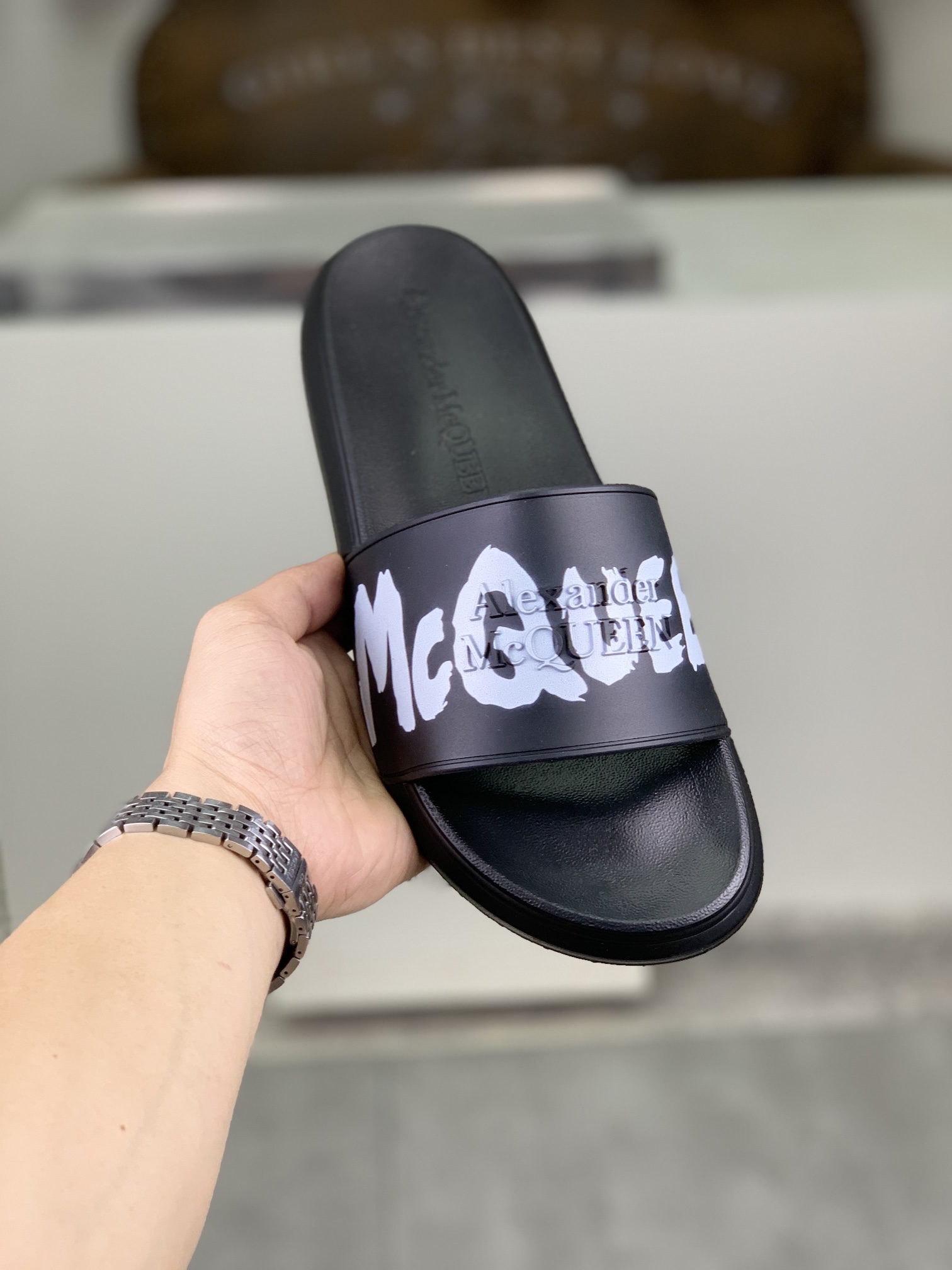 H0  麦昆 Alexander McQueen .MQ情侣款👫拖鞋出货了👏原版私模大底，轻而防滑上脚时尚.百搭，🩴