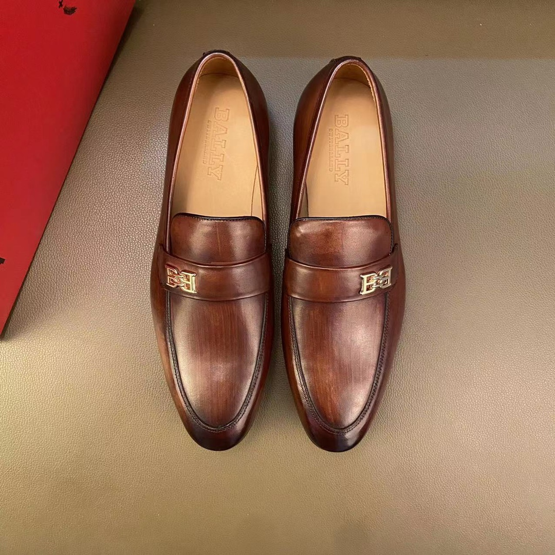 J5 2022巴利-BALLY皮鞋 商务鞋 休闲男鞋 英伦时尚 官网同步男士休闲鞋热烈上市啦鞋面彩带边 全都采用上等头层牛皮 透气牛皮内里。上脚舒适时尚百搭 ，是男士出门的必选之鞋。适合户外司机驾车 适应各种场合 男人必需品 懒人套脚乐福鞋 看上赶紧入手吧 男鞋