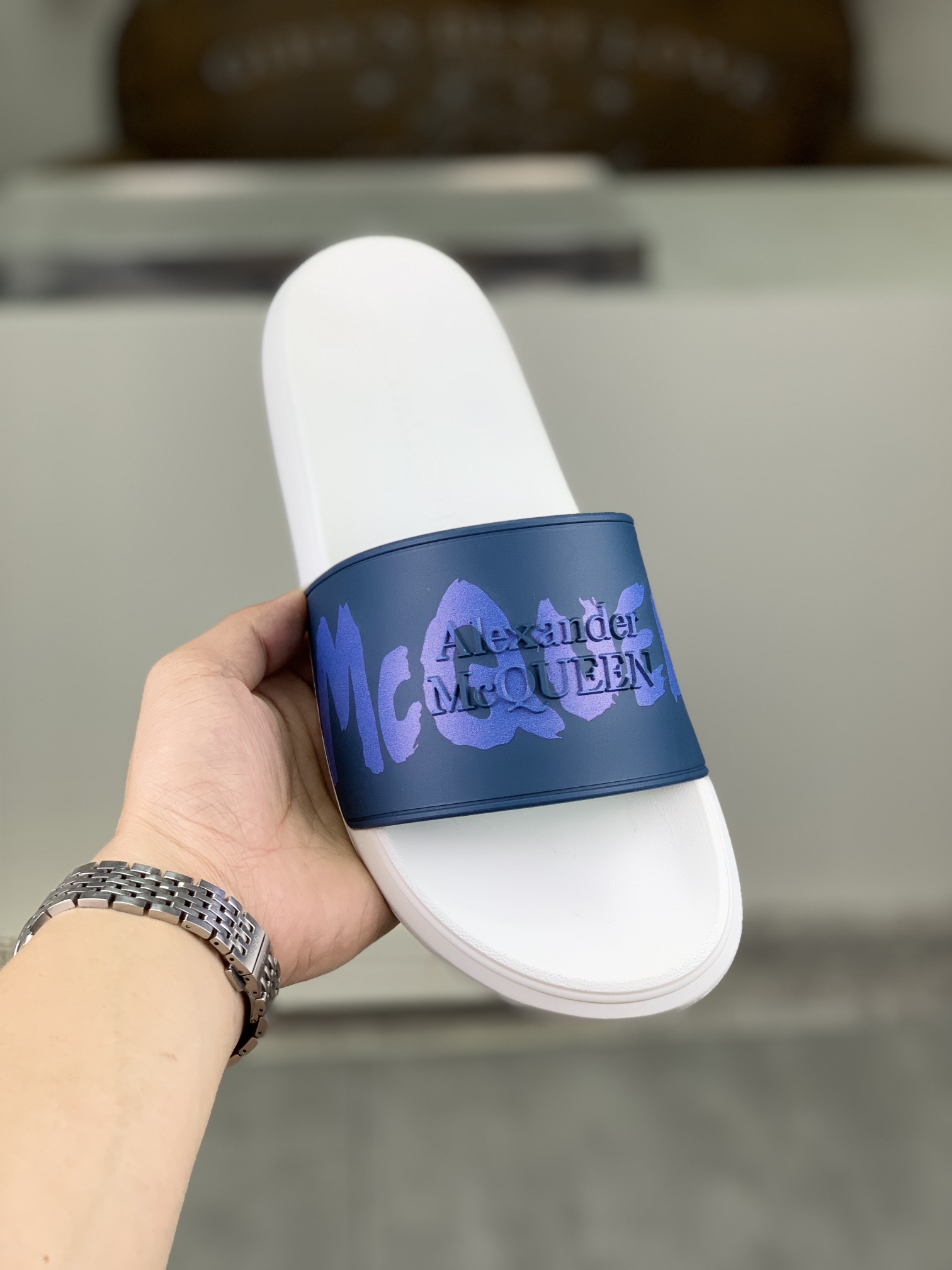 H0  麦昆 Alexander McQueen .MQ情侣款👫拖鞋出货了👏原版私模大底，轻而防滑上脚时尚.百搭，🩴