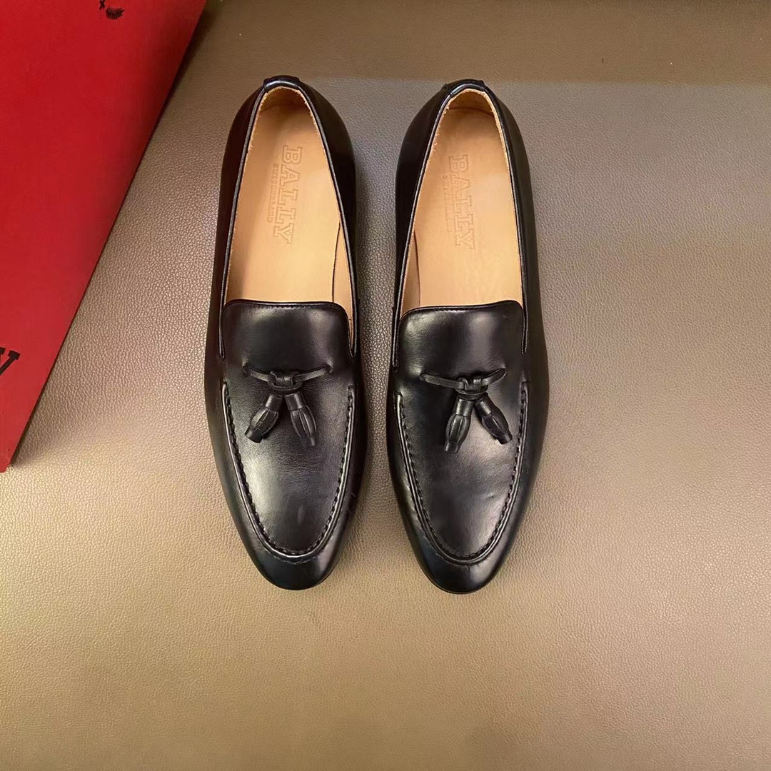 J5 2022巴利-BALLY皮鞋 商务鞋 休闲男鞋 英伦时尚 官网同步男士休闲鞋热烈上市啦鞋面彩带边 全都采用上等头层牛皮 透气牛皮内里。上脚舒适时尚百搭 ，是男士出门的必选之鞋。适合户外司机驾车 适应各种场合 男人必需品 懒人套脚乐福鞋 看上赶紧入手吧 男鞋