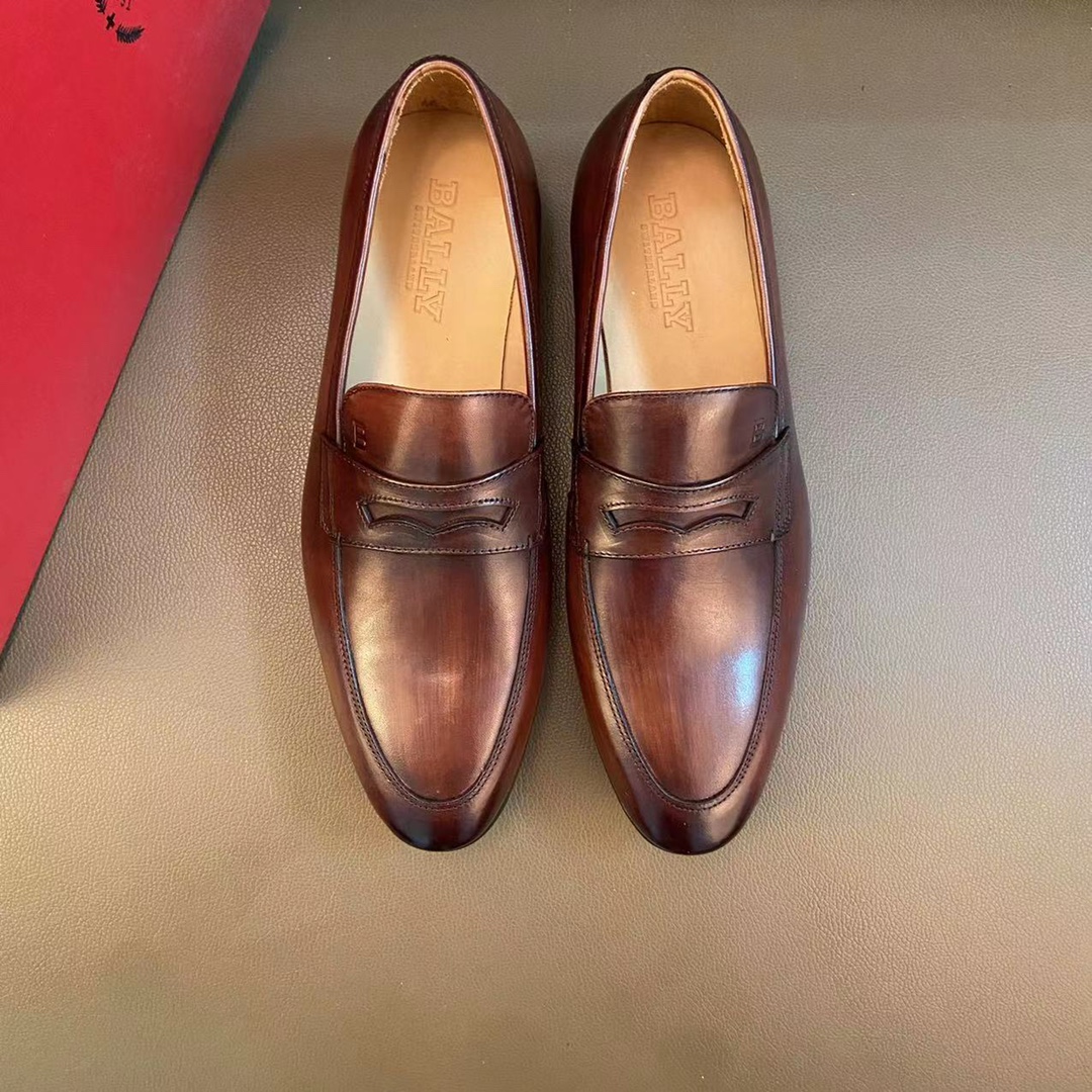 J5 2022巴利-BALLY皮鞋 商务鞋 休闲男鞋 英伦时尚 官网同步男士休闲鞋热烈上市啦鞋面彩带边 全都采用上等头层牛皮 透气牛皮内里。上脚舒适时尚百搭 ，是男士出门的必选之鞋。适合户外司机驾车 适应各种场合 男人必需品 懒人套脚乐福鞋 看上赶紧入手吧 男鞋