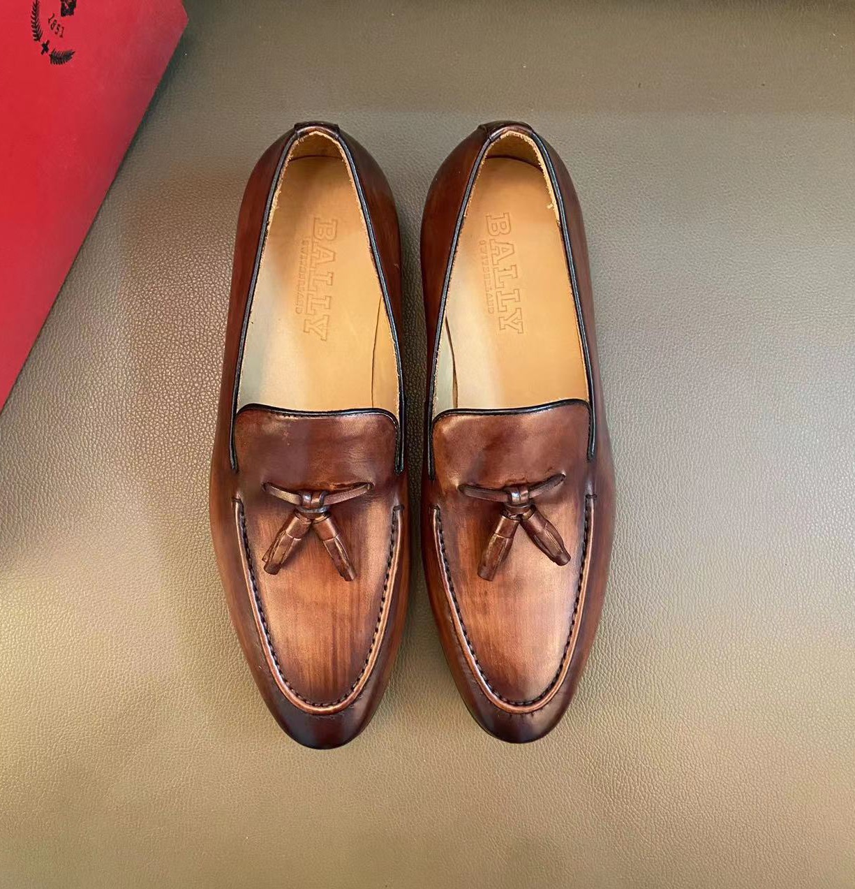 J5 2022巴利-BALLY皮鞋 商务鞋 休闲男鞋 英伦时尚 官网同步男士休闲鞋热烈上市啦鞋面彩带边 全都采用上等头层牛皮 透气牛皮内里。上脚舒适时尚百搭 ，是男士出门的必选之鞋。适合户外司机驾车 适应各种场合 男人必需品 懒人套脚乐福鞋 看上赶紧入手吧 男鞋