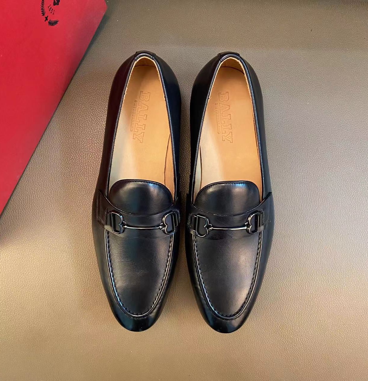 J5 2022巴利-BALLY皮鞋 商务鞋 休闲男鞋 英伦时尚 官网同步男士休闲鞋热烈上市啦鞋面彩带边 全都采用上等头层牛皮 透气牛皮内里。上脚舒适时尚百搭 ，是男士出门的必选之鞋。适合户外司机驾车 适应各种场合 男人必需品 懒人套脚乐福鞋 看上赶紧入手吧 男鞋