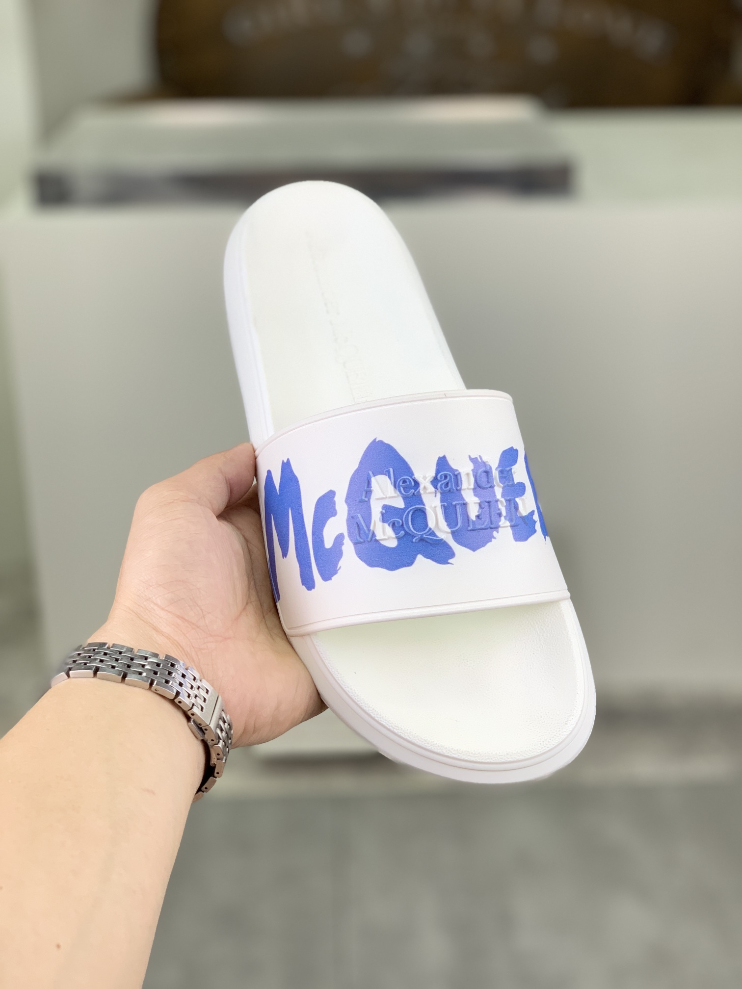 H0  麦昆 Alexander McQueen .MQ情侣款👫拖鞋出货了👏原版私模大底，轻而防滑上脚时尚.百搭，🩴