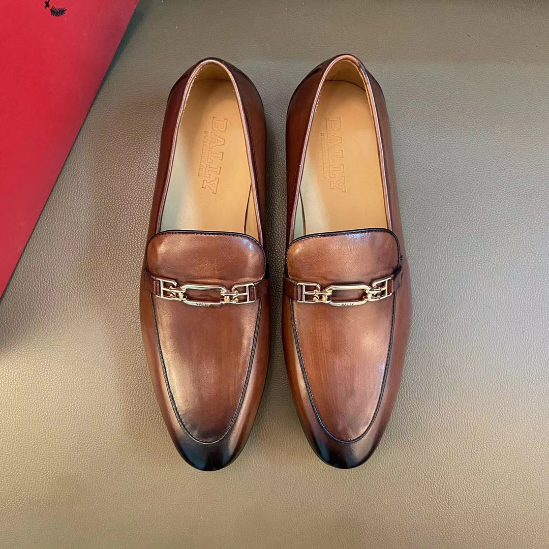 J5 2022巴利-BALLY皮鞋 商务鞋 休闲男鞋 英伦时尚 官网同步男士休闲鞋热烈上市啦鞋面彩带边 全都采用上等头层牛皮 透气牛皮内里。上脚舒适时尚百搭 ，是男士出门的必选之鞋。适合户外司机驾车 适应各种场合 男人必需品 懒人套脚乐福鞋 看上赶紧入手吧 男鞋