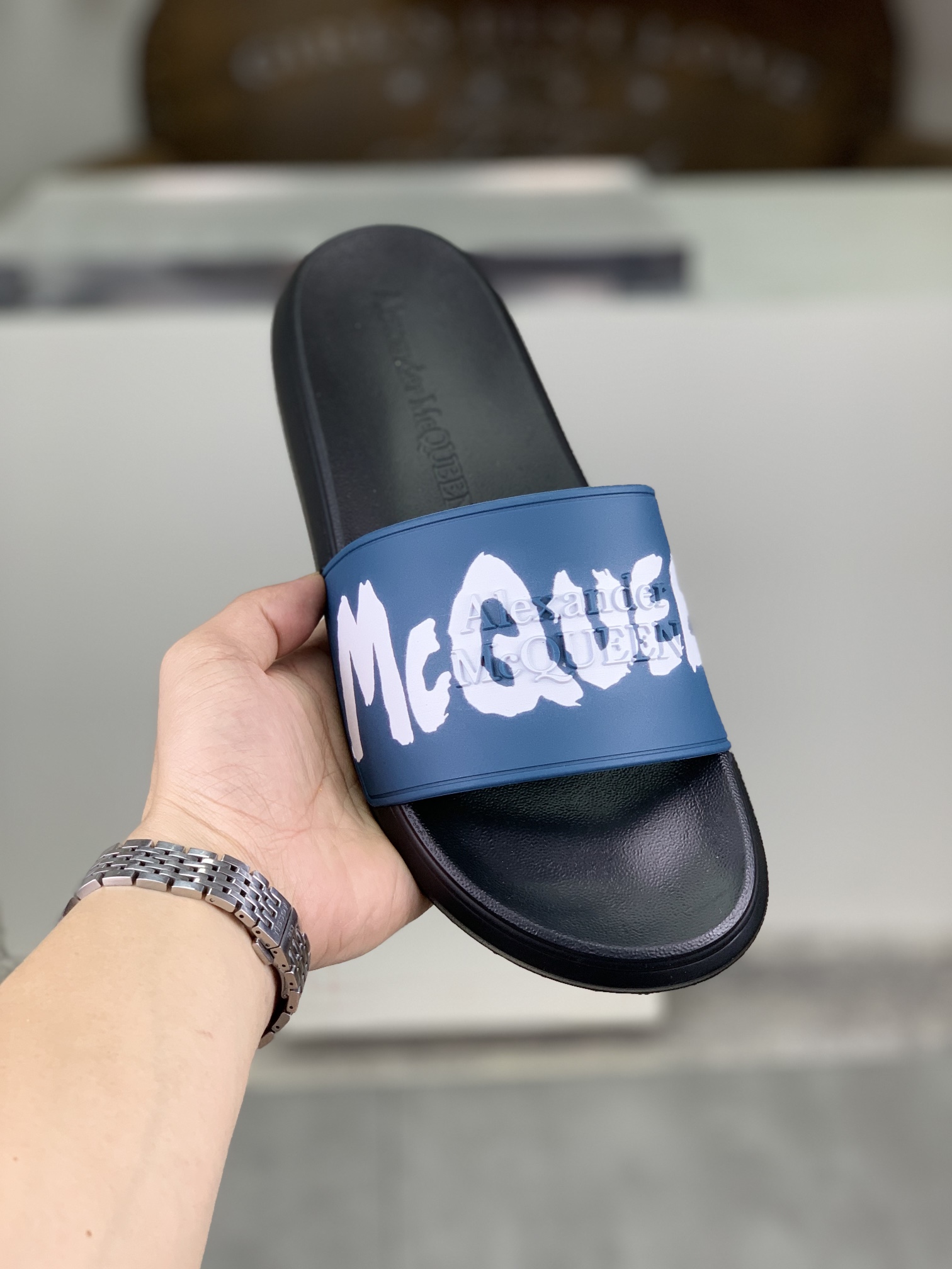 H0  麦昆 Alexander McQueen .MQ情侣款👫拖鞋出货了👏原版私模大底，轻而防滑上脚时尚.百搭，🩴