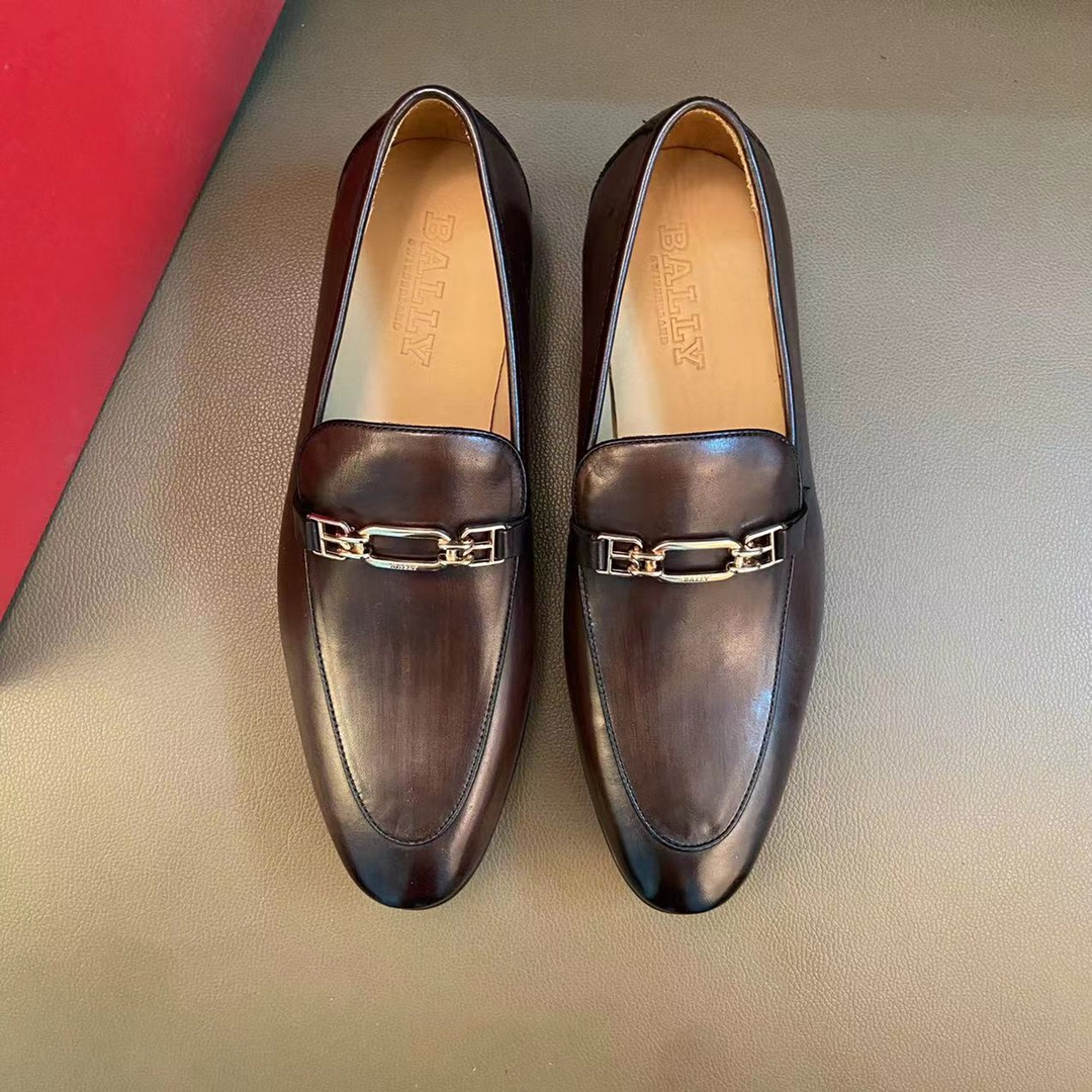 J5 2022巴利-BALLY皮鞋 商务鞋 休闲男鞋 英伦时尚 官网同步男士休闲鞋热烈上市啦鞋面彩带边 全都采用上等头层牛皮 透气牛皮内里。上脚舒适时尚百搭 ，是男士出门的必选之鞋。适合户外司机驾车 适应各种场合 男人必需品 懒人套脚乐福鞋 看上赶紧入手吧 男鞋