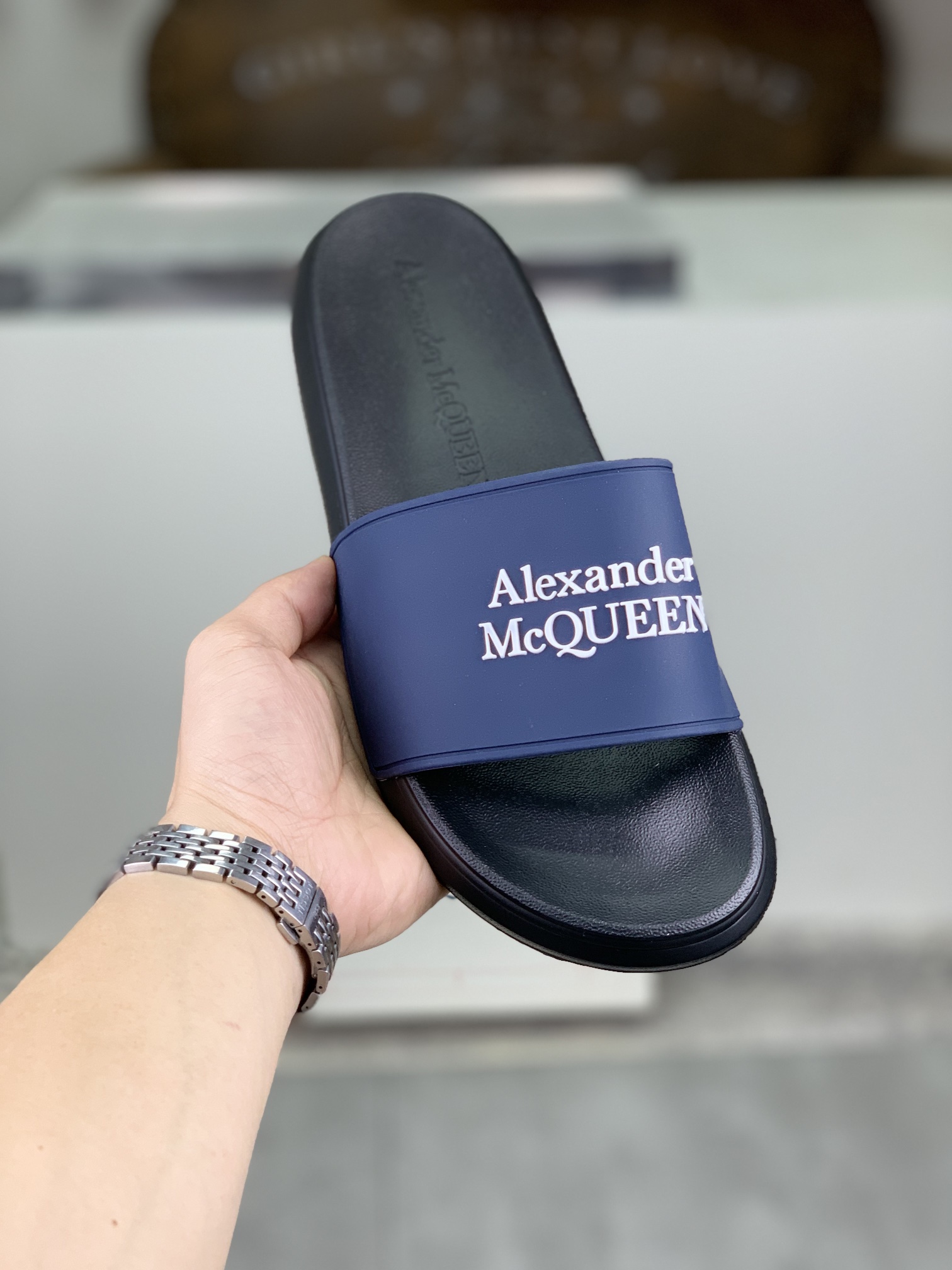 H0  麦昆 Alexander McQueen .MQ情侣款👫拖鞋出货了👏原版私模大底，轻而防滑上脚时尚.百搭，🩴
