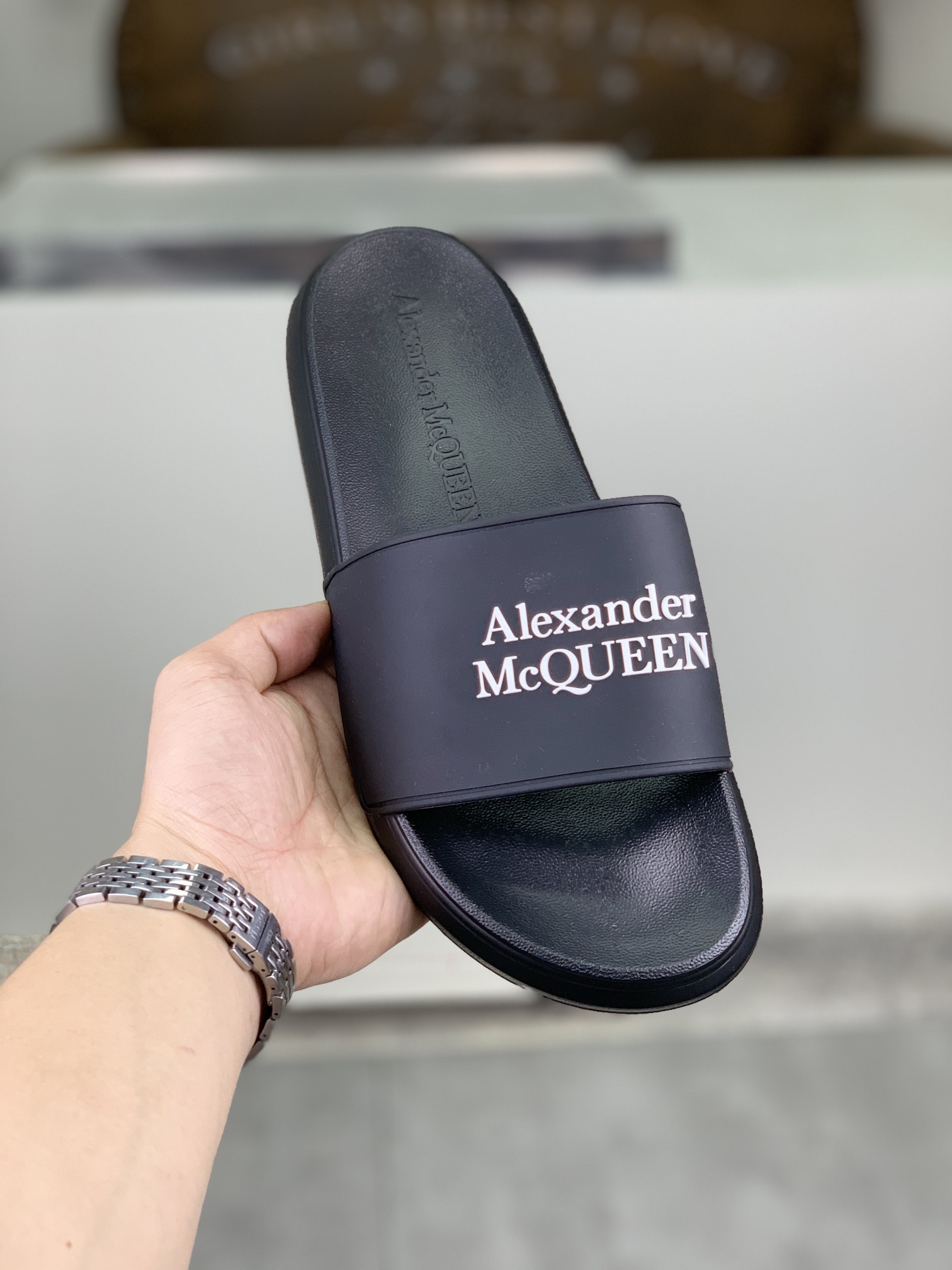 H0  麦昆 Alexander McQueen .MQ情侣款👫拖鞋出货了👏原版私模大底，轻而防滑上脚时尚.百搭，🩴