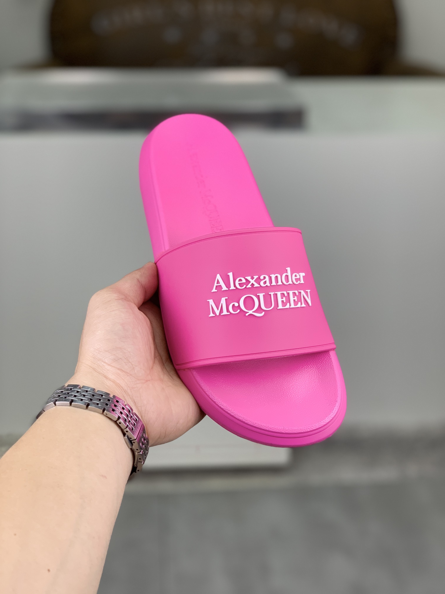 H0  麦昆 Alexander McQueen .MQ情侣款👫拖鞋出货了👏原版私模大底，轻而防滑上脚时尚.百搭，🩴