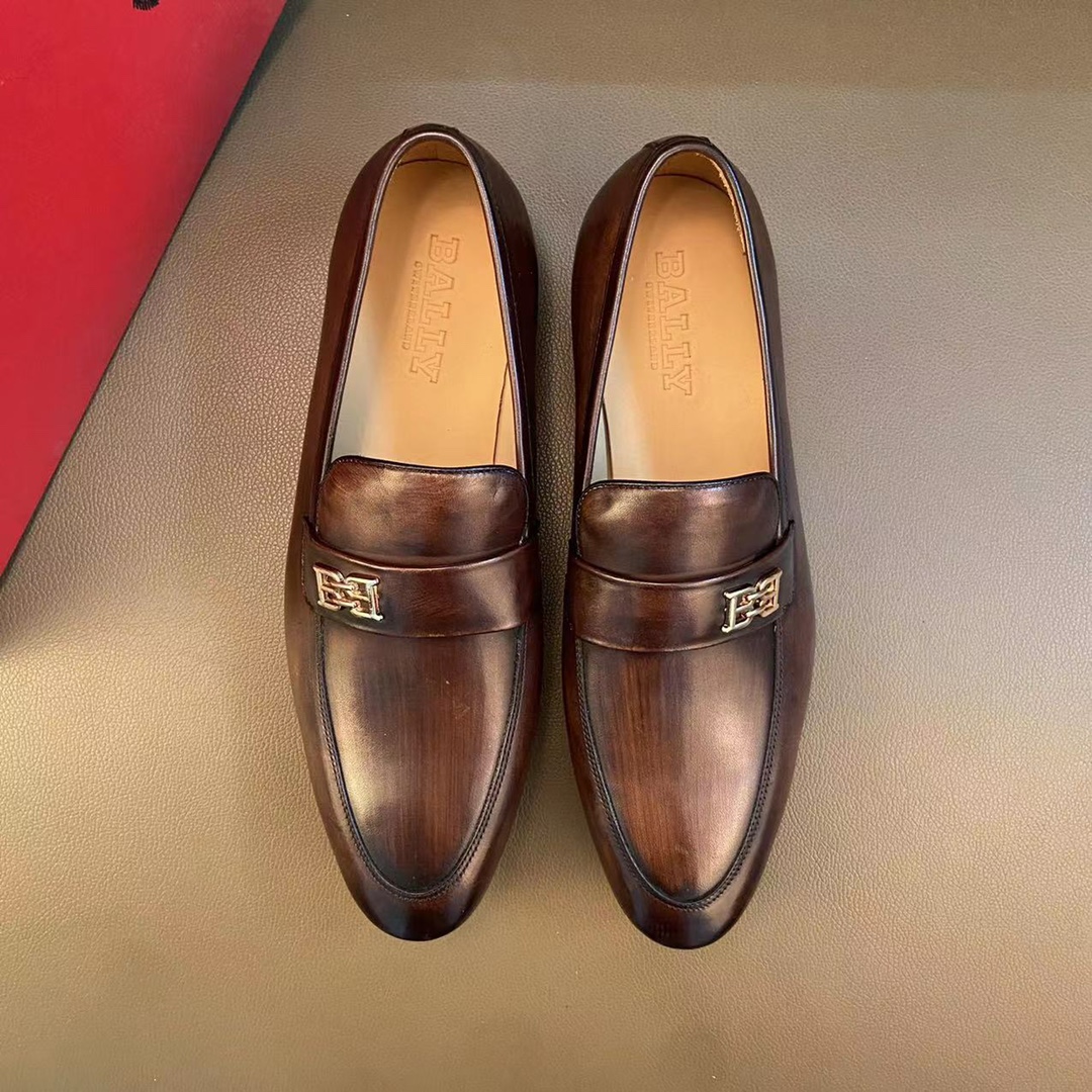 J5 2022巴利-BALLY皮鞋 商务鞋 休闲男鞋 英伦时尚 官网同步男士休闲鞋热烈上市啦鞋面彩带边 全都采用上等头层牛皮 透气牛皮内里。上脚舒适时尚百搭 ，是男士出门的必选之鞋。适合户外司机驾车 适应各种场合 男人必需品 懒人套脚乐福鞋 看上赶紧入手吧 男鞋