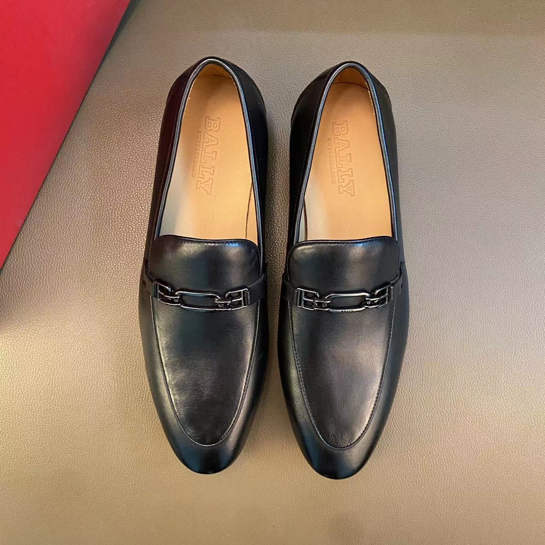 J5 2022巴利-BALLY皮鞋 商务鞋 休闲男鞋 英伦时尚 官网同步男士休闲鞋热烈上市啦鞋面彩带边 全都采用上等头层牛皮 透气牛皮内里。上脚舒适时尚百搭 ，是男士出门的必选之鞋。适合户外司机驾车 适应各种场合 男人必需品 懒人套脚乐福鞋 看上赶紧入手吧 男鞋