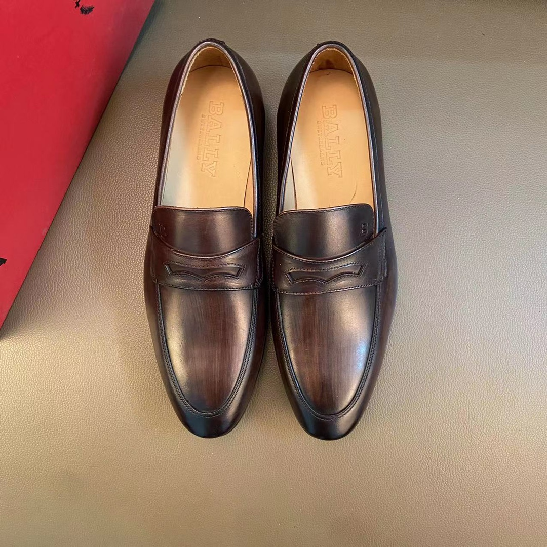 J5 2022巴利-BALLY皮鞋 商务鞋 休闲男鞋 英伦时尚 官网同步男士休闲鞋热烈上市啦鞋面彩带边 全都采用上等头层牛皮 透气牛皮内里。上脚舒适时尚百搭 ，是男士出门的必选之鞋。适合户外司机驾车 适应各种场合 男人必需品 懒人套脚乐福鞋 看上赶紧入手吧 男鞋